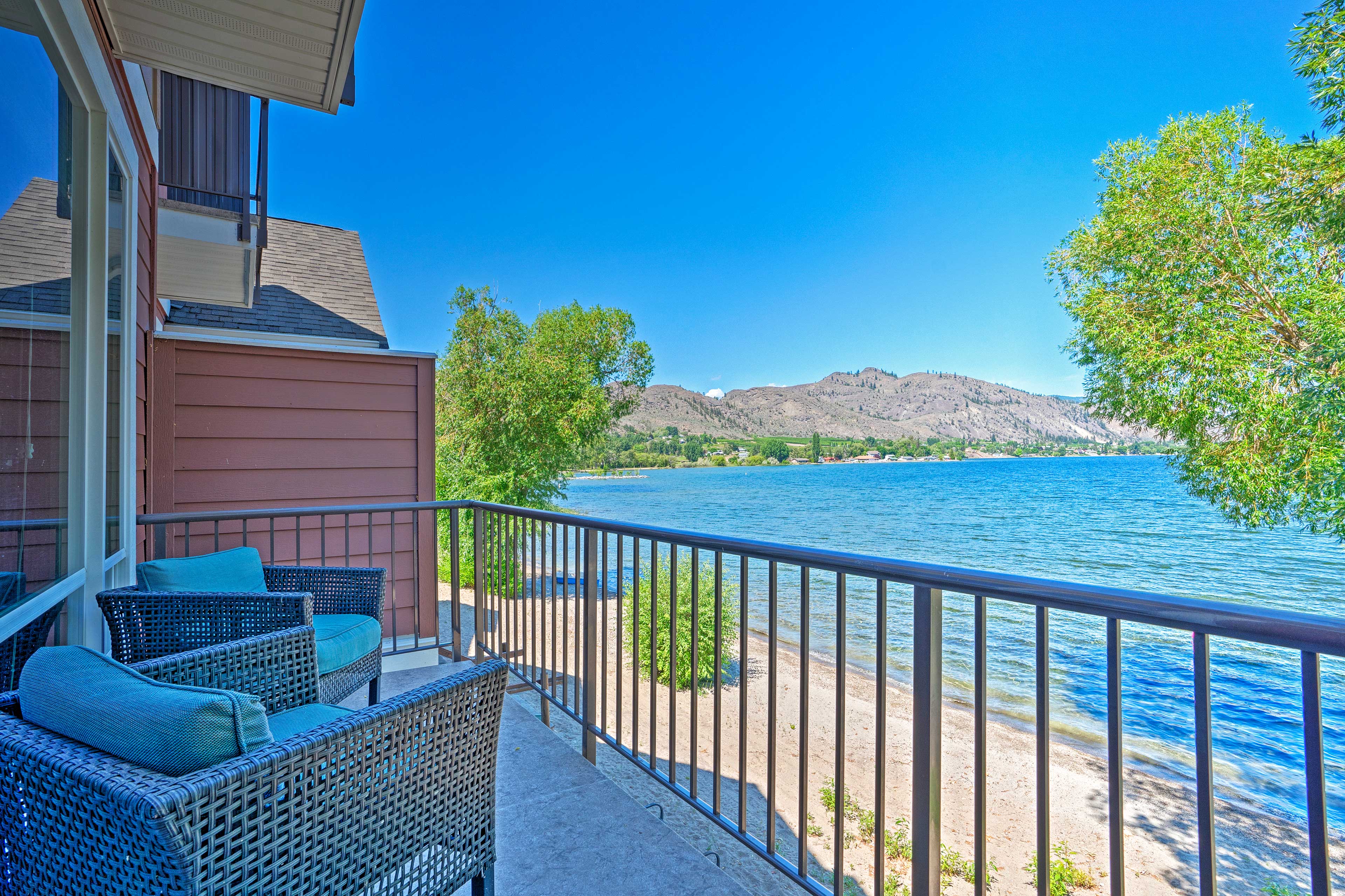 Property Image 1 - Lakefront Resort Townhome with Gas Grill & Kayaks!