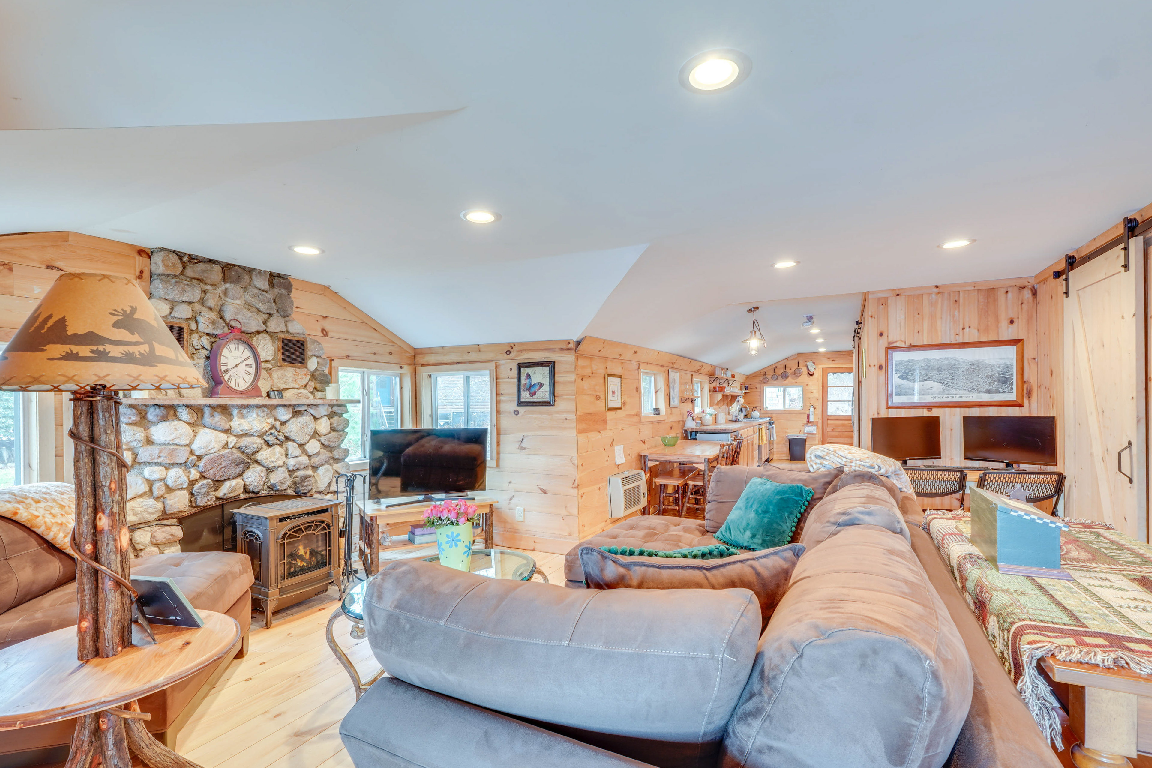 Lakefront Property in the Heart of the Catskills!