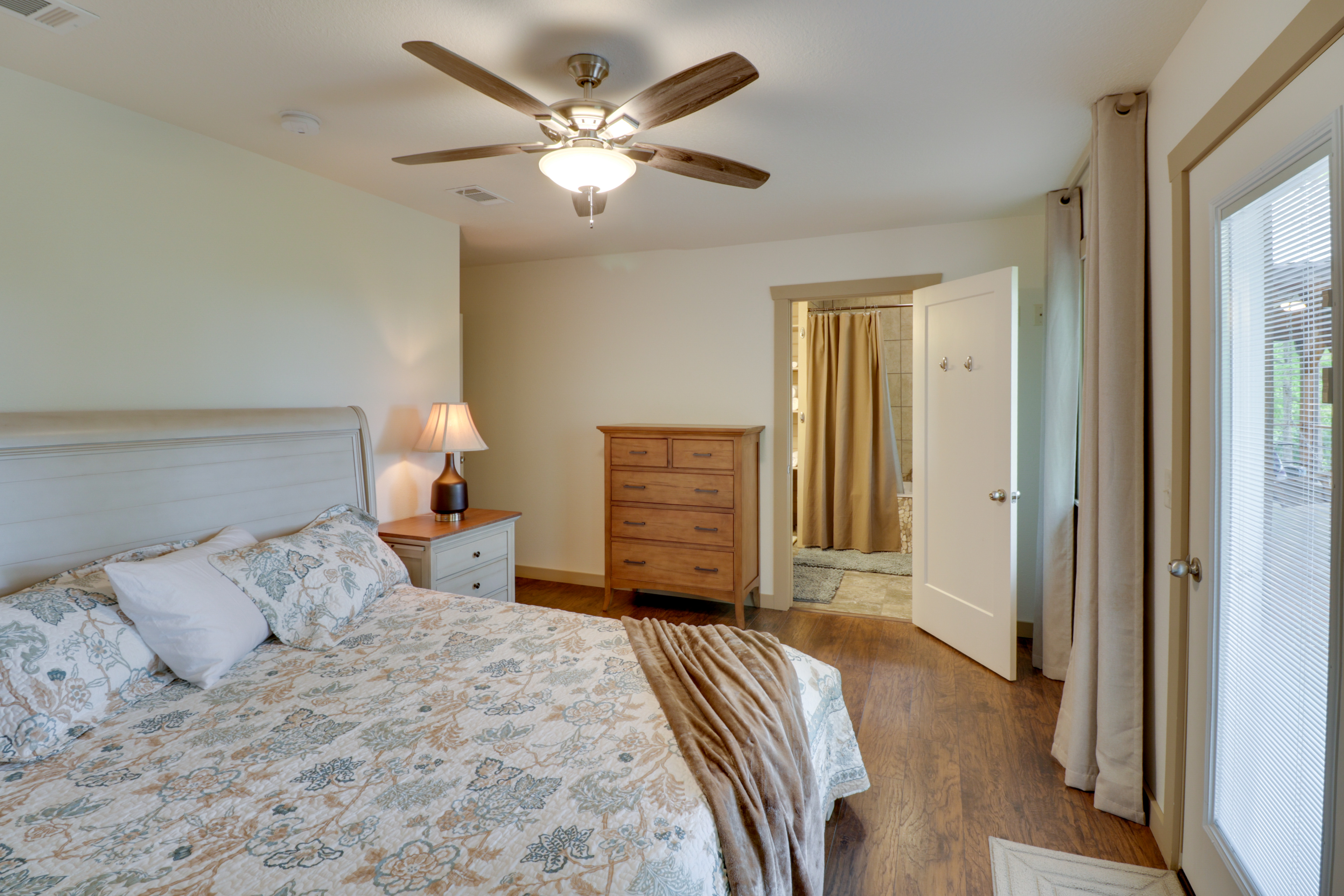 'Bullfrog Bluff' Mountain View Cabin w/ Deck!