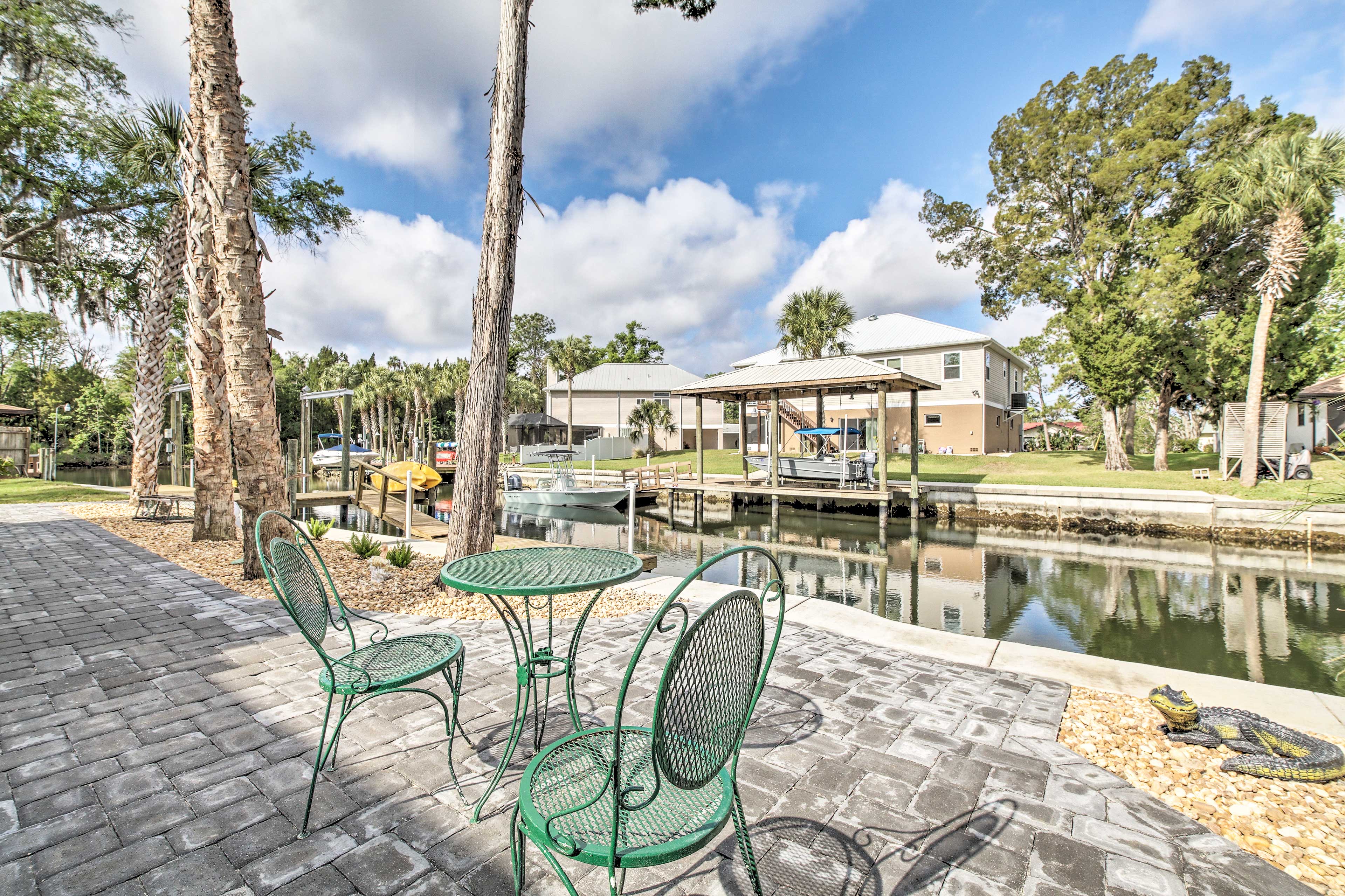 Property Image 2 - Canalside Crystal River Home w/ Dock & Kayaks