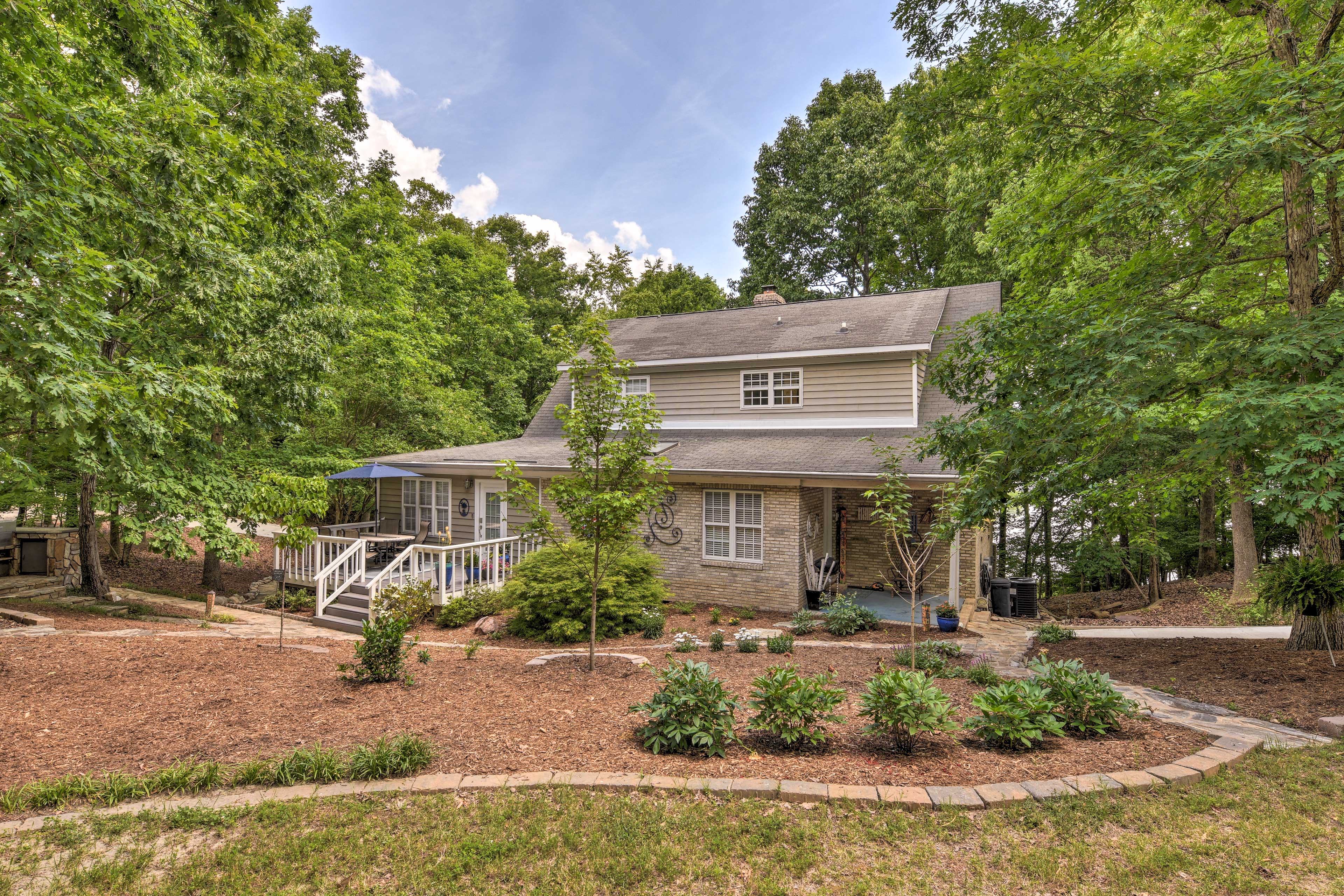 Property Image 1 - Spacious Home w/ Deck on Shores of Lake Wylie