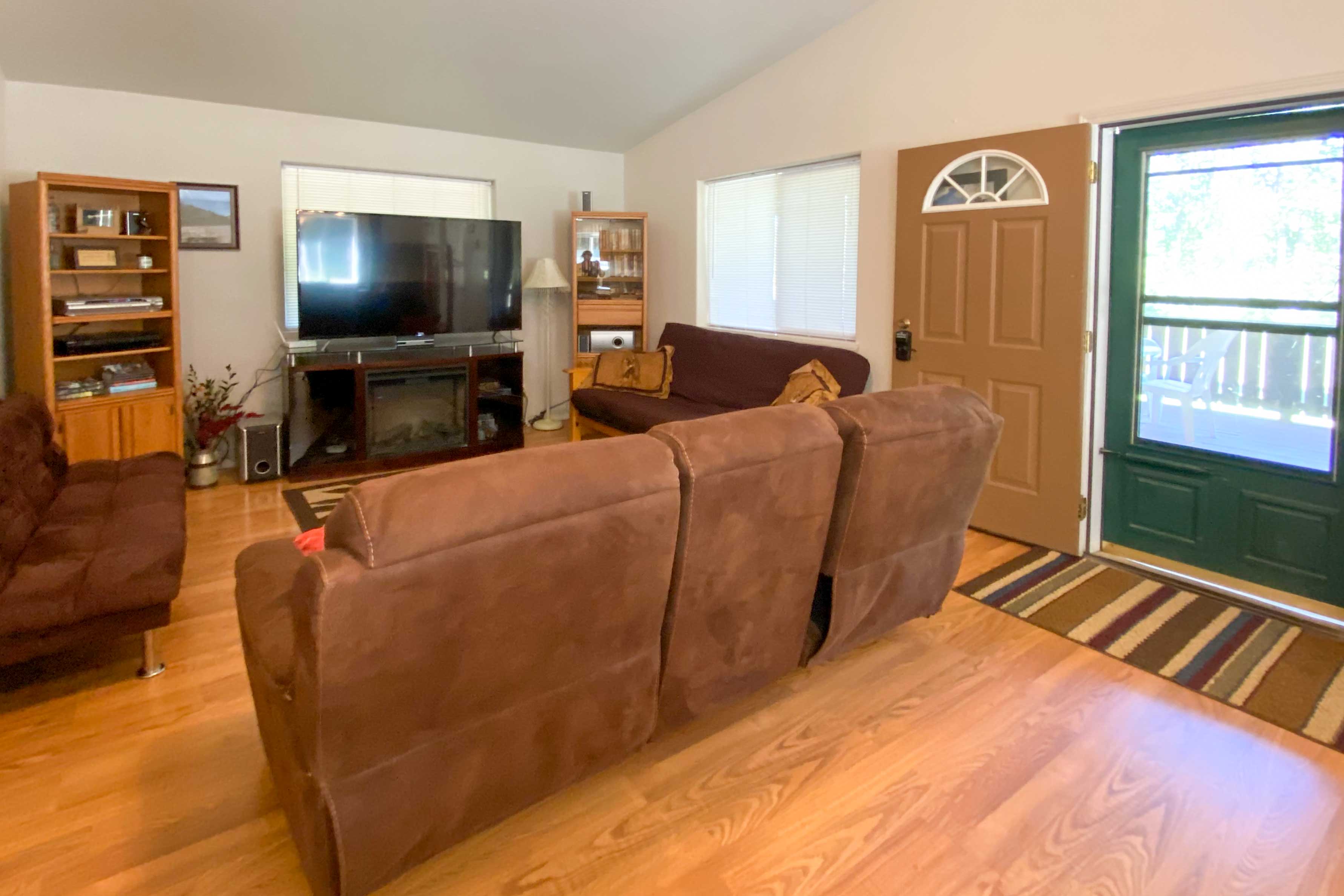 Private 2-Acre Retreat w/ MTN Views, Walk to River