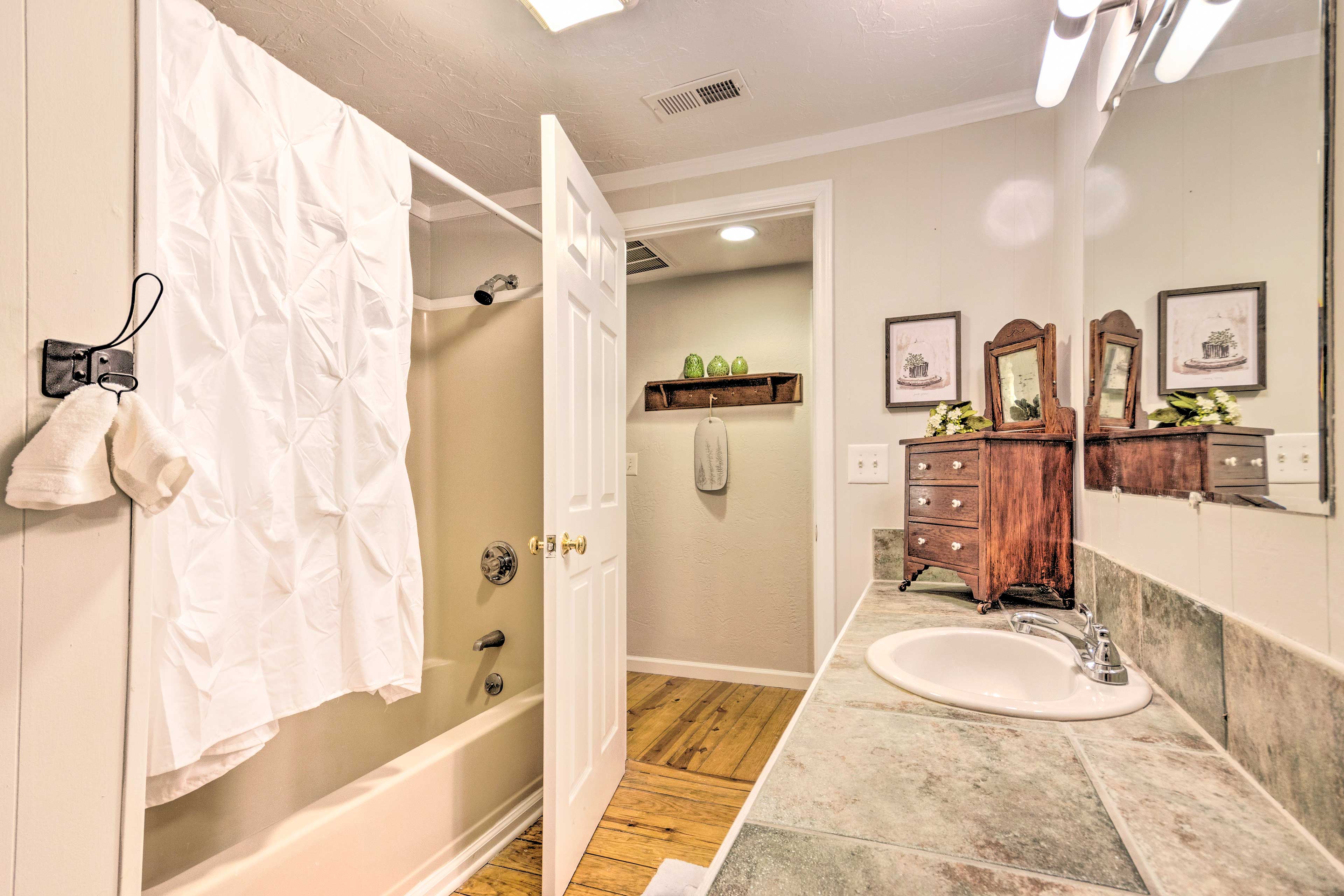 Upscale Rustic Duplex on Stream, Near Blowing Rock