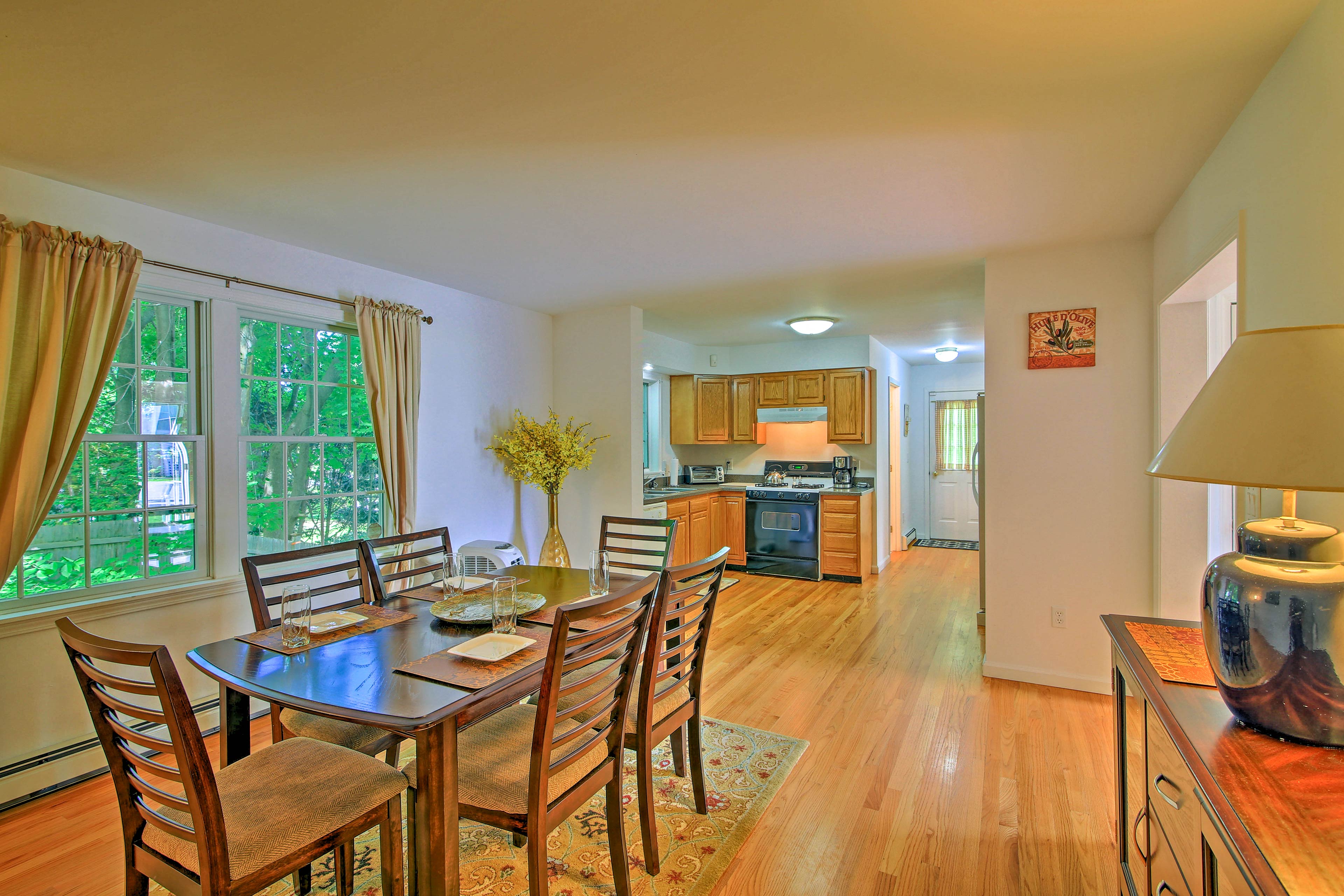 Private Guest House in Dtwn Lenox, Walk to Dining!