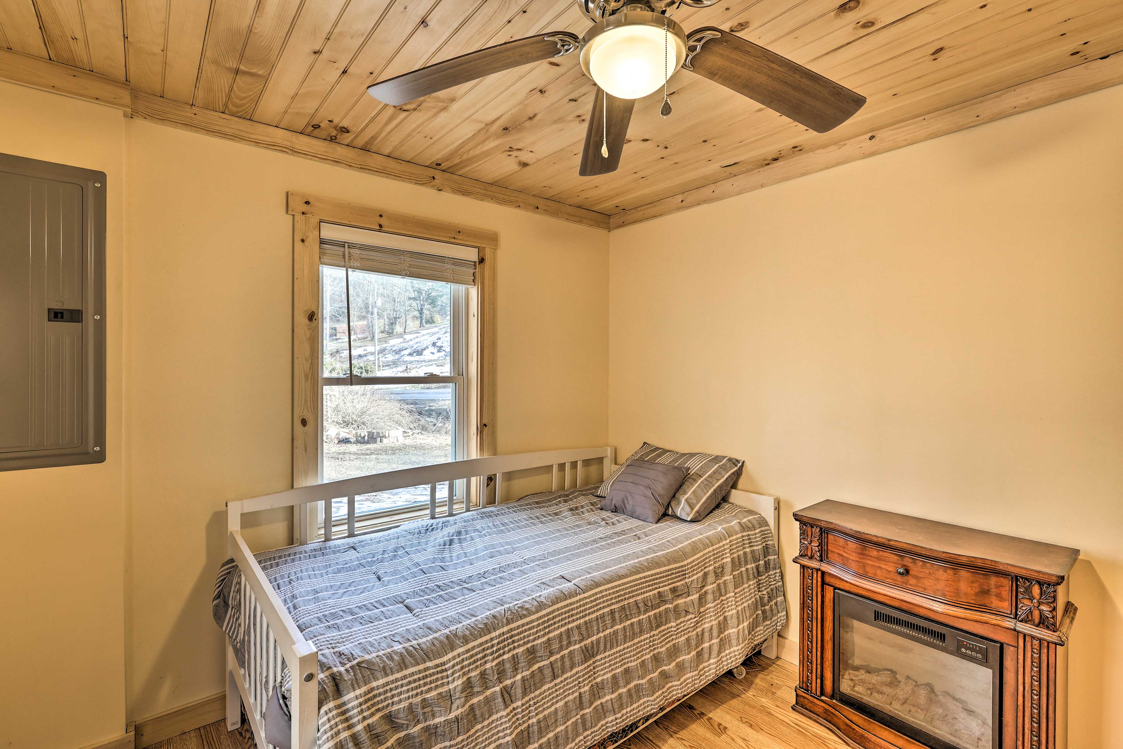 Quaint Appalachian Getaway ~ 2 Mi to Boone!