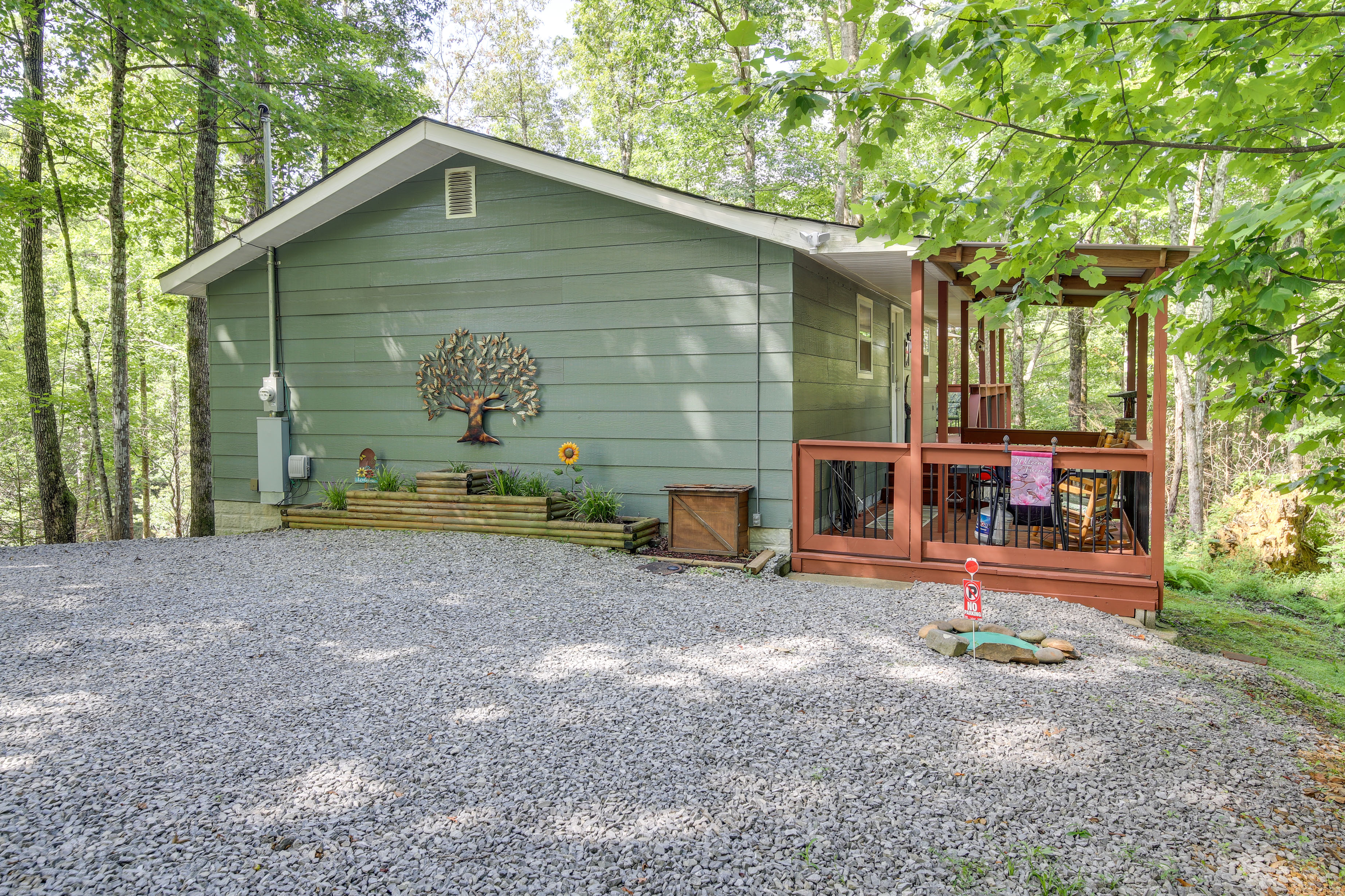 Property Image 1 - Quaint Smoky Mtn Cabin - 4 Mi to Dtwn Gatlinburg!