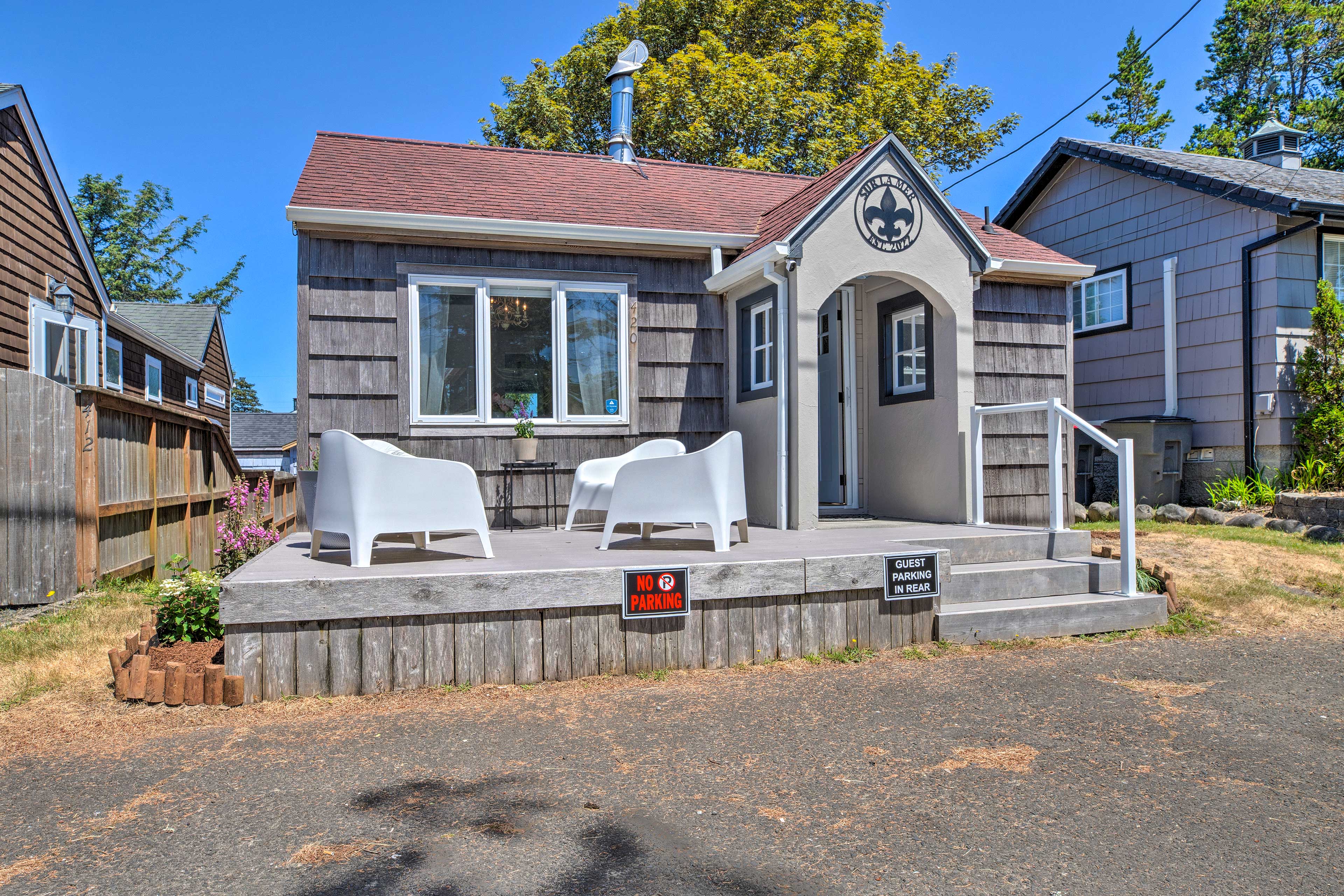 Property Image 2 - Quaint ’Sur La Mer’ Cottage w/ Deck, Fire Pit