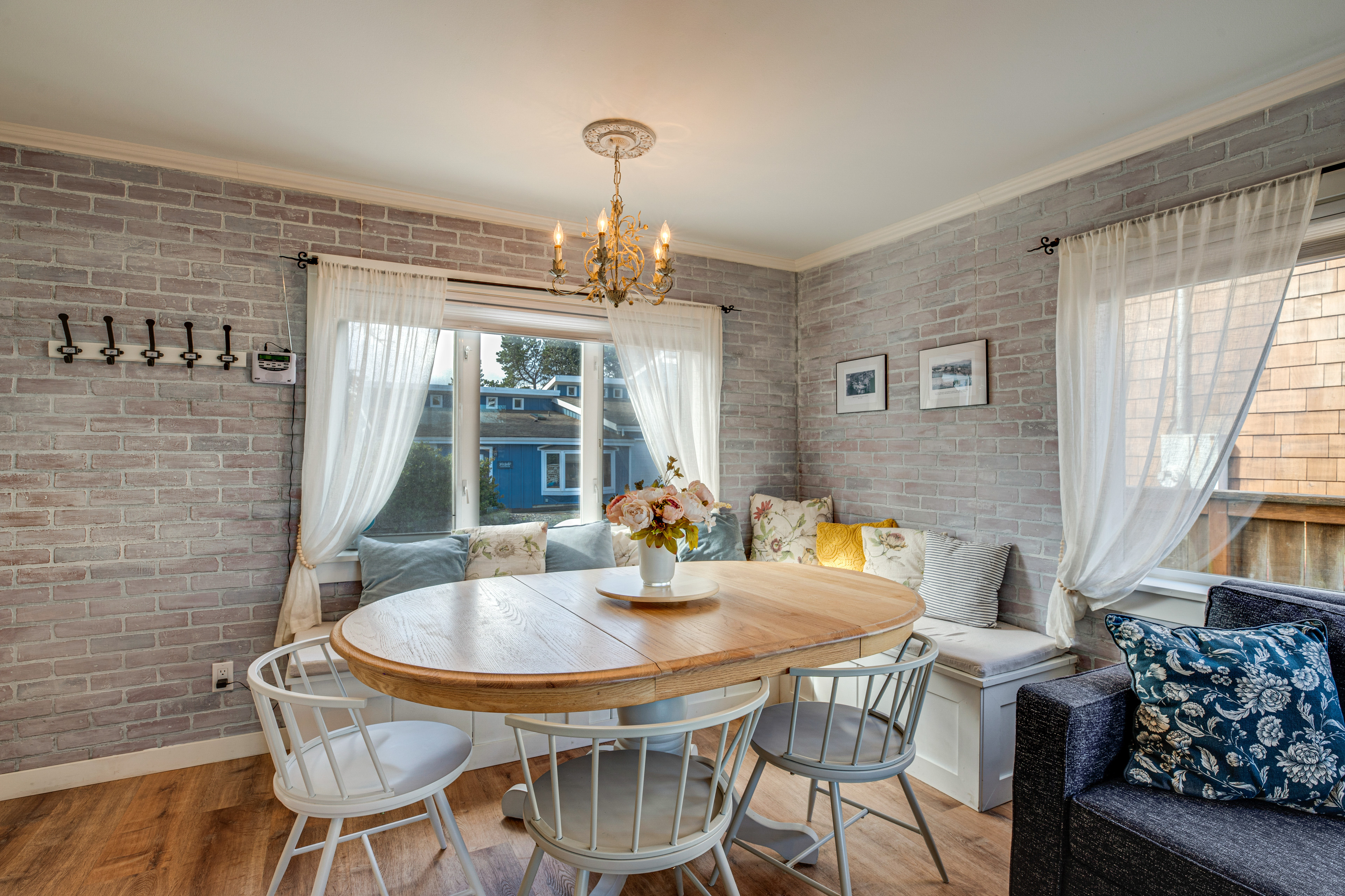 Quaint 'Sur La Mer' Cottage w/ Deck, Fire Pit