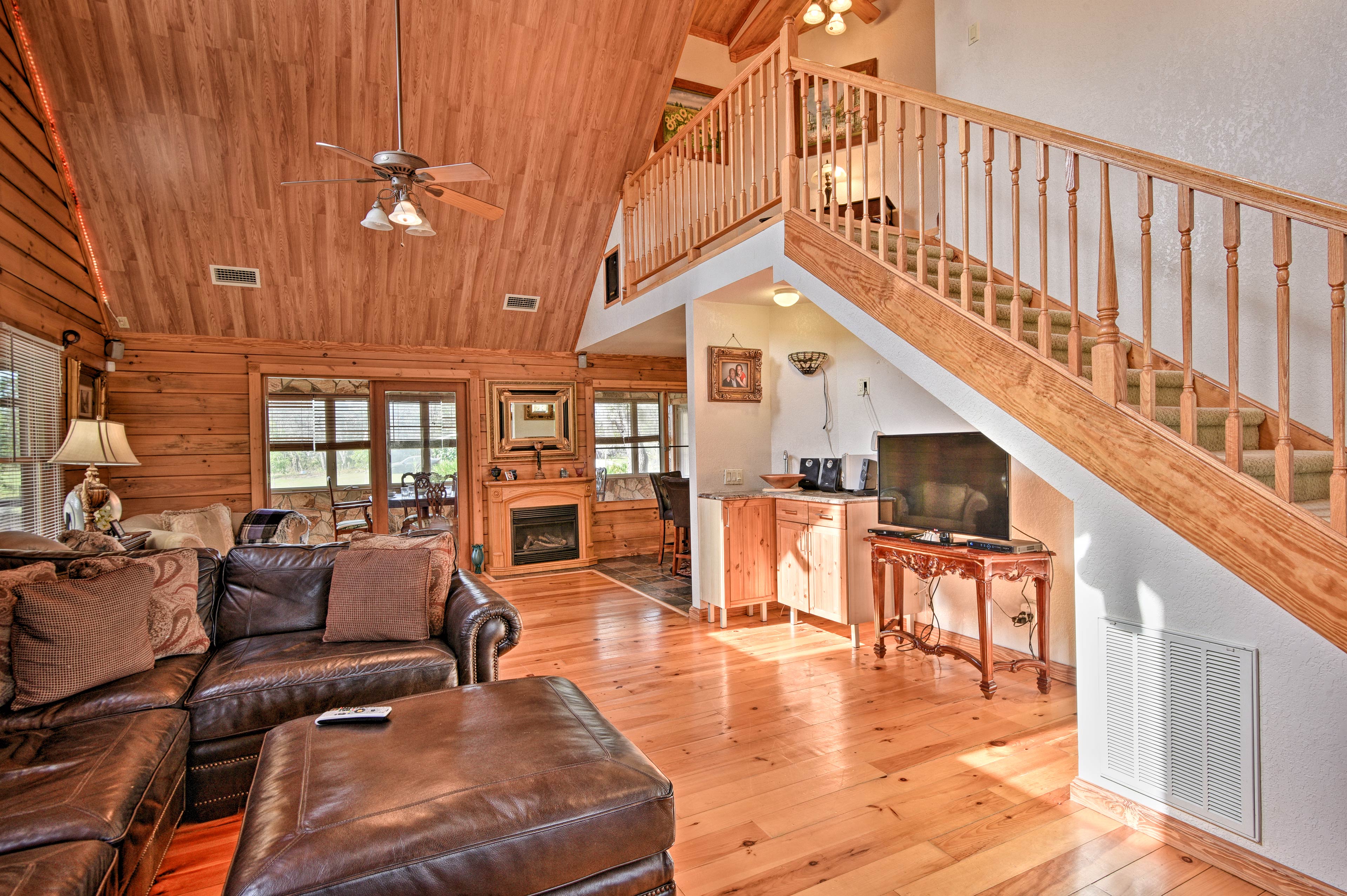 Property Image 1 - ’Ranchero Log Cabin’ on 40-Acre Farm in Sebring!