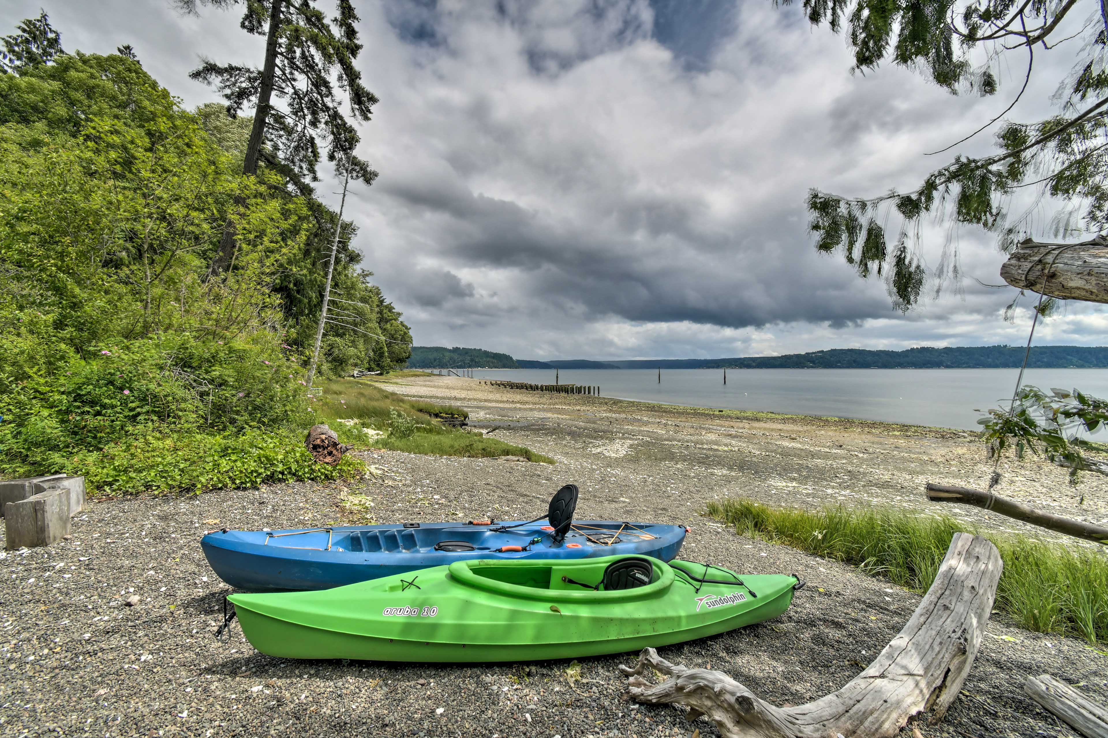 Relaxing Getaway On A Private Beach in Shelton!