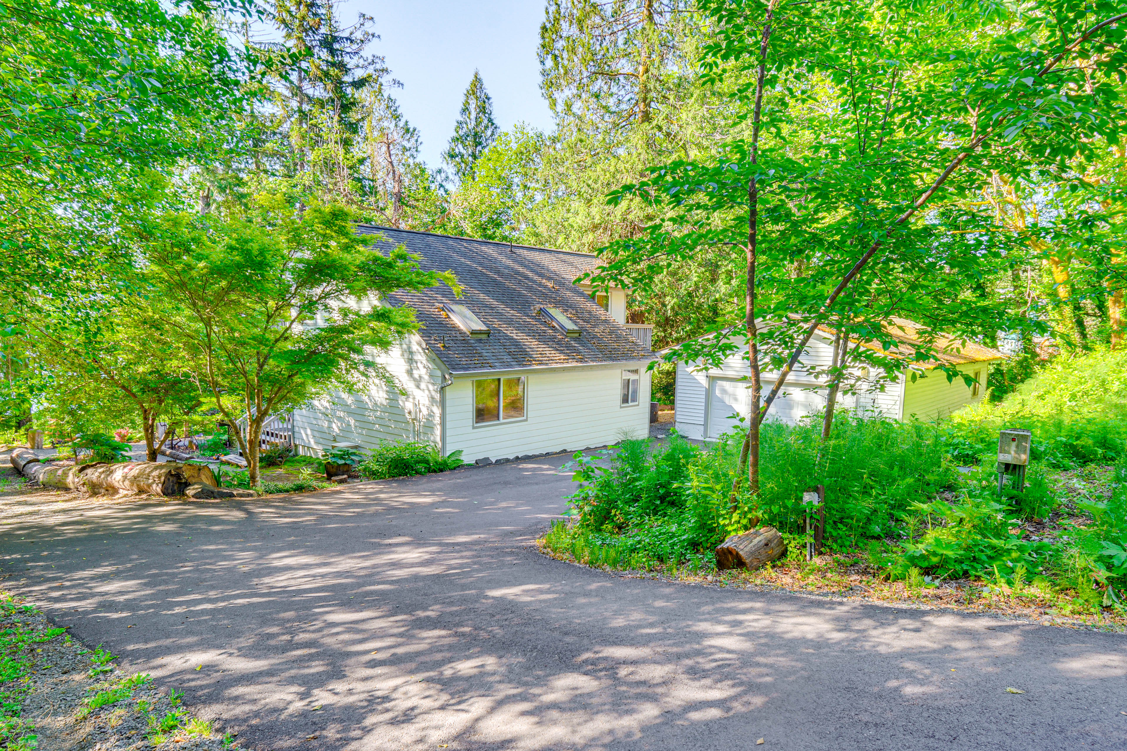 Relax on a Private Beach: Shelton Getaway!