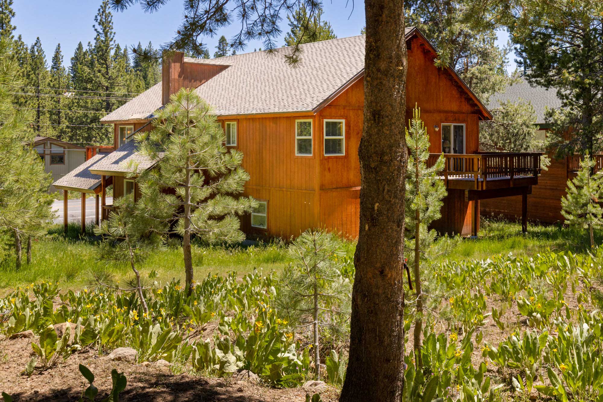 < 8 Mi to Donner Lake: Home w/ Deck + Balcony!