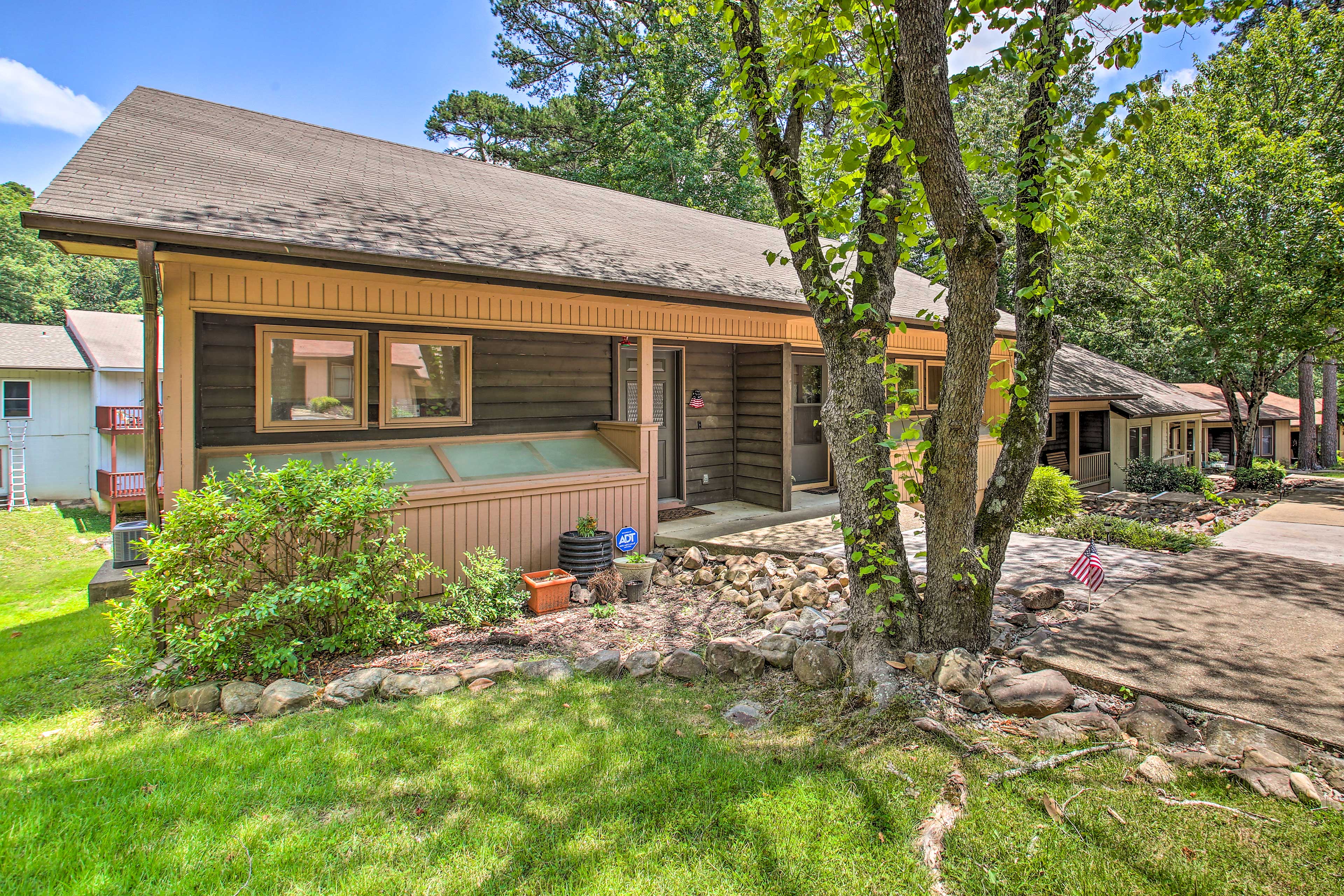 Hot Springs Village Abode w/ Deck, Grill & Sunroom