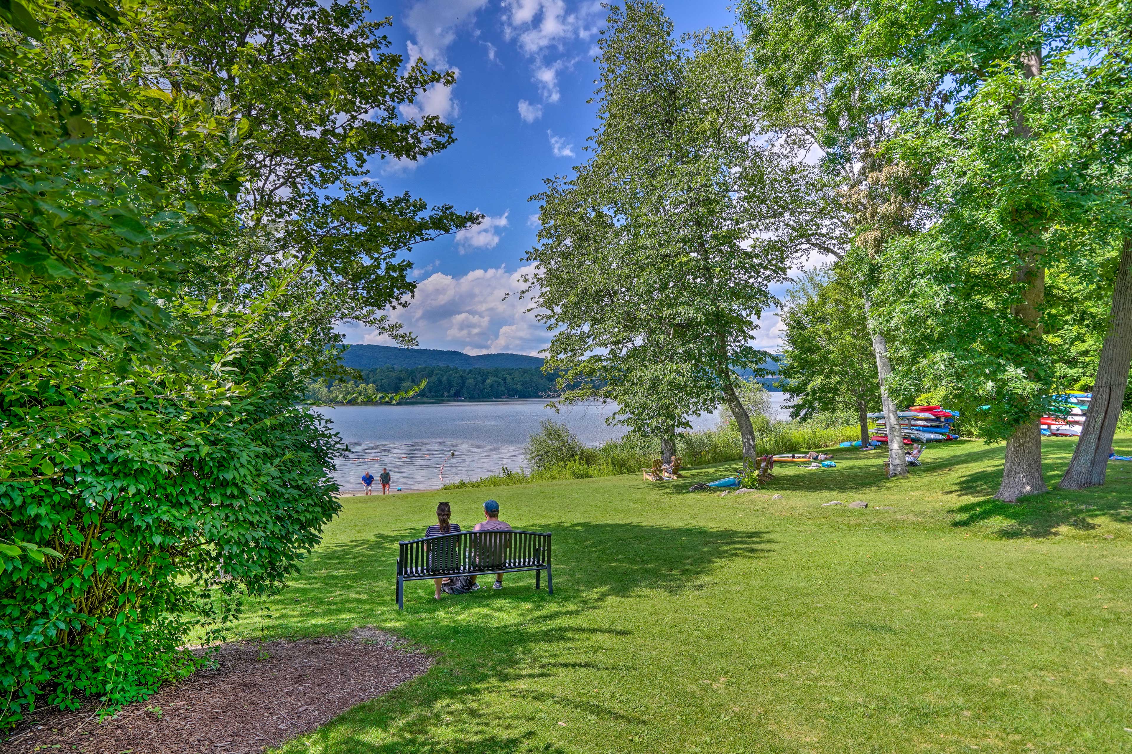 Stockbridge Home: Walk to Town Beach!