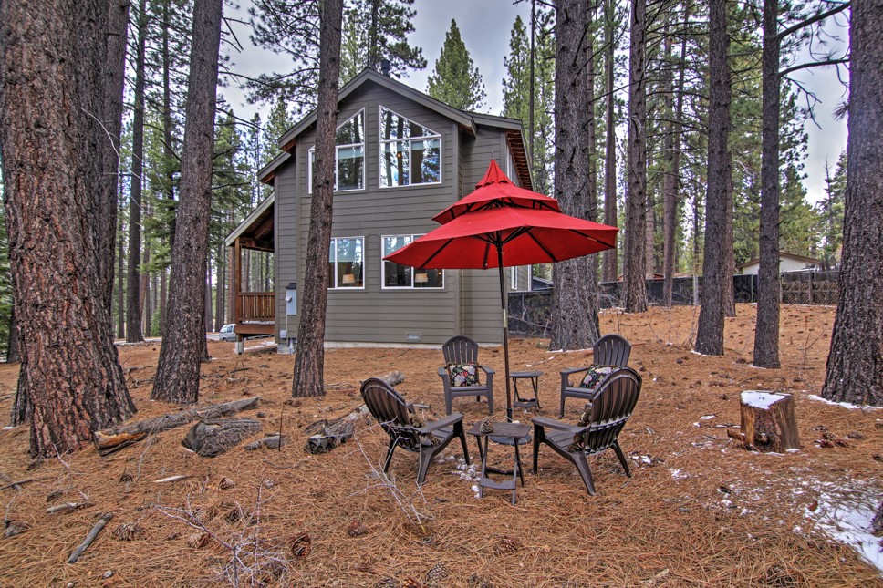 Luxurious 2-Suite Lodge Only 1.5 Mi to Lake Tahoe!