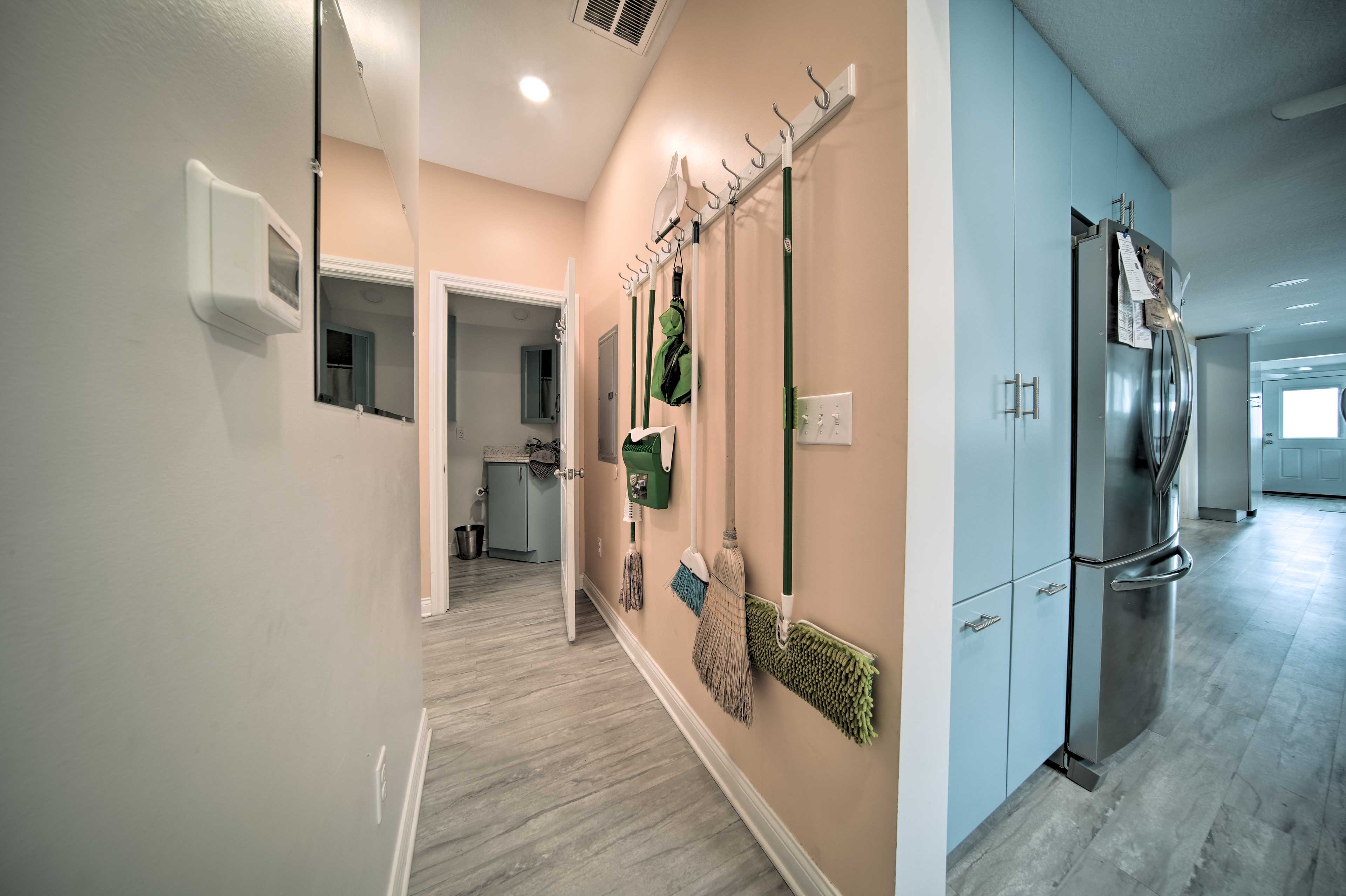 1 Mi to Presque Isle: Waterfront Lake Erie Cottage