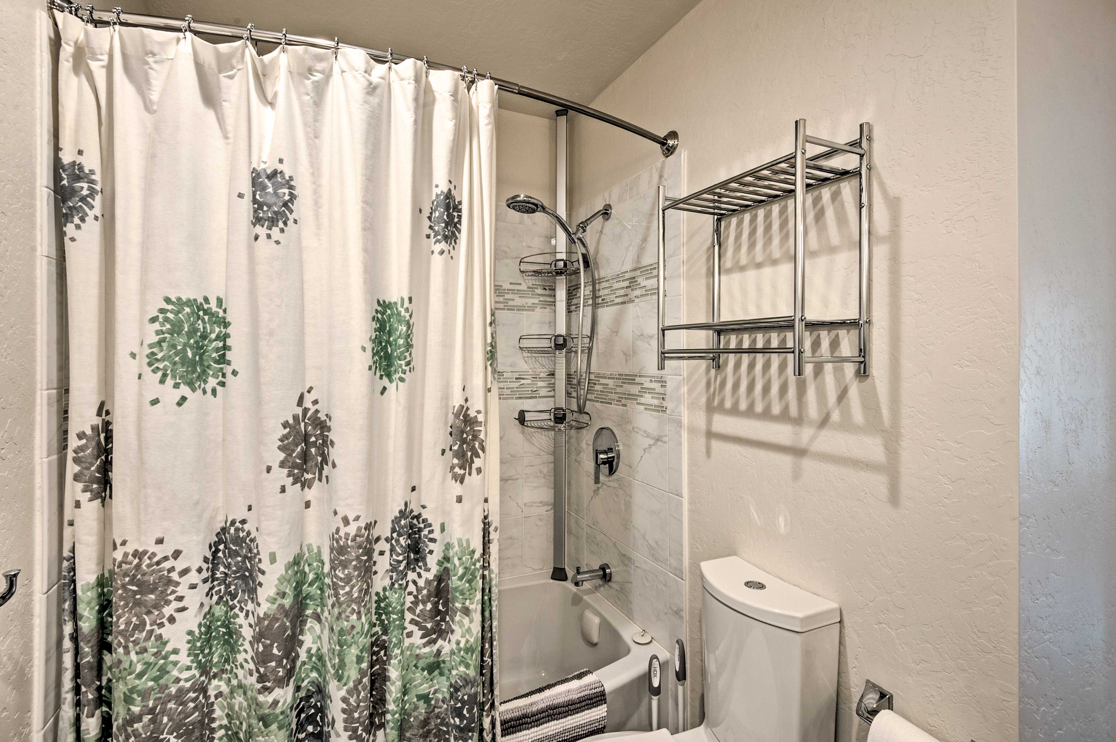 2 Mi to Heavenly Mountain: Tahoe Retreat w/ Views