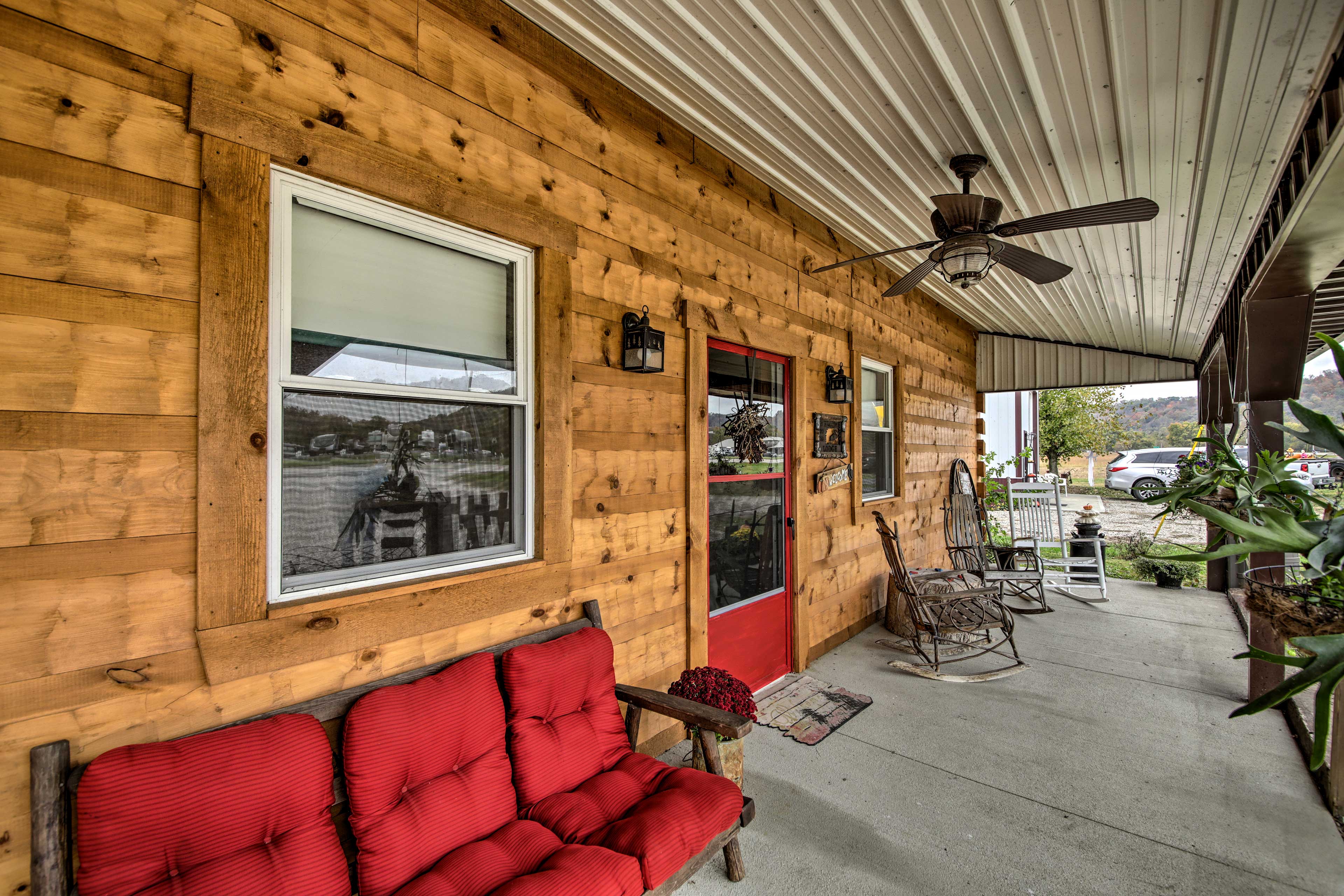 'The Bovard Lodge' Rustic Cabin Near Ohio River!