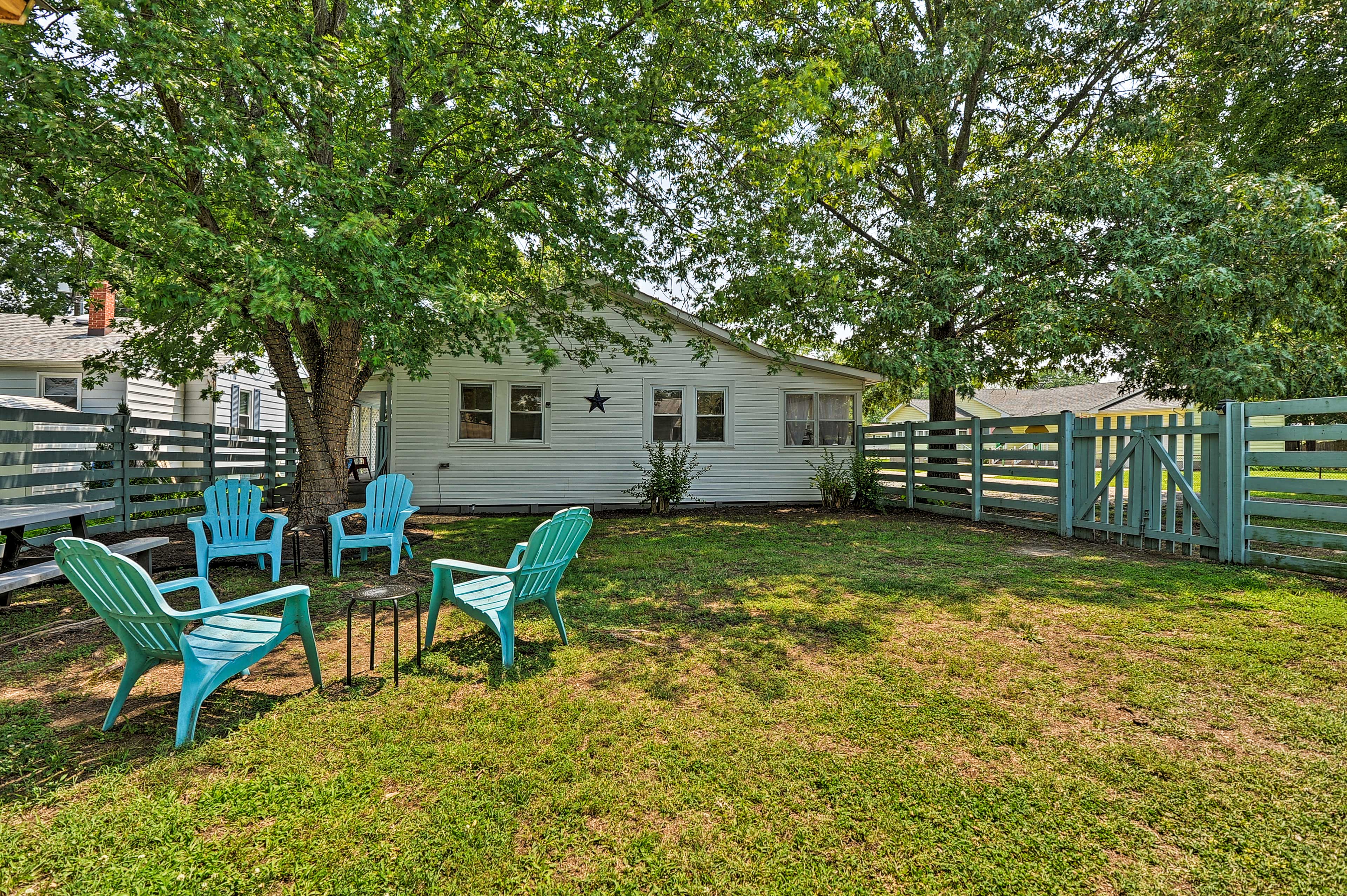 Property Image 1 - ’The Blue Crab Cottage’ - 3 Blocks From The Beach!