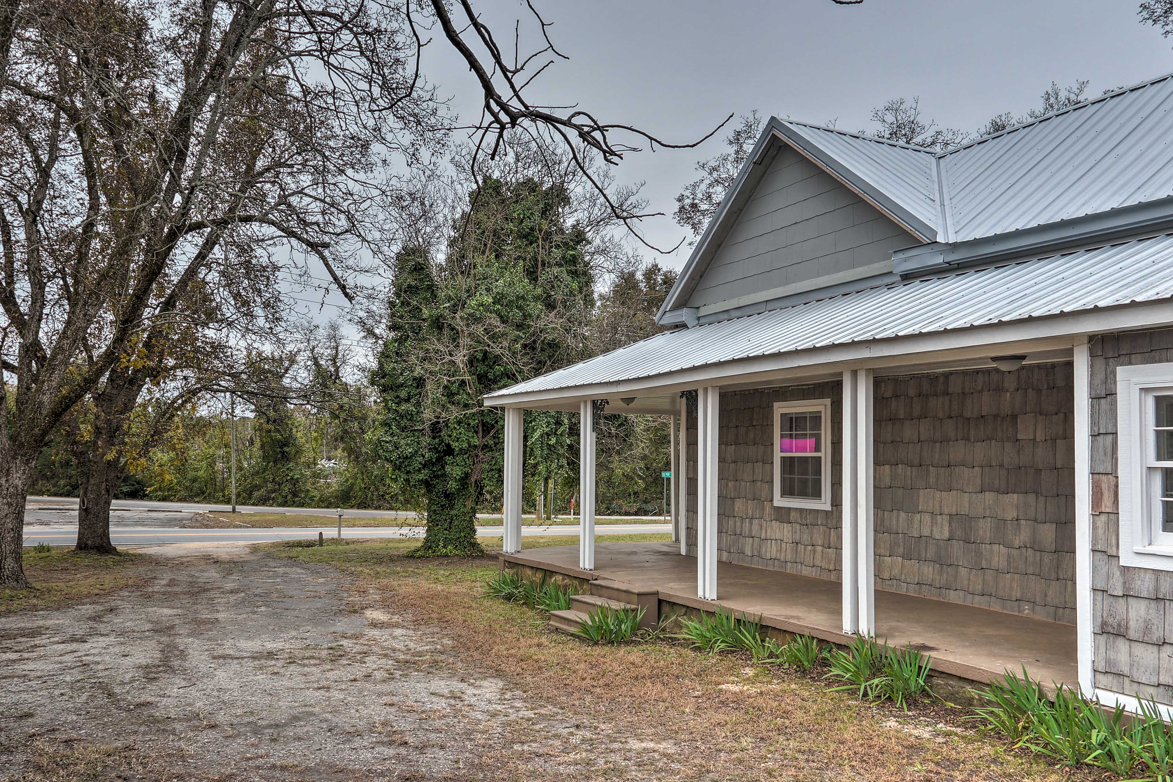 2 Mi to Lake Hartwell: Charming Southern Cottage