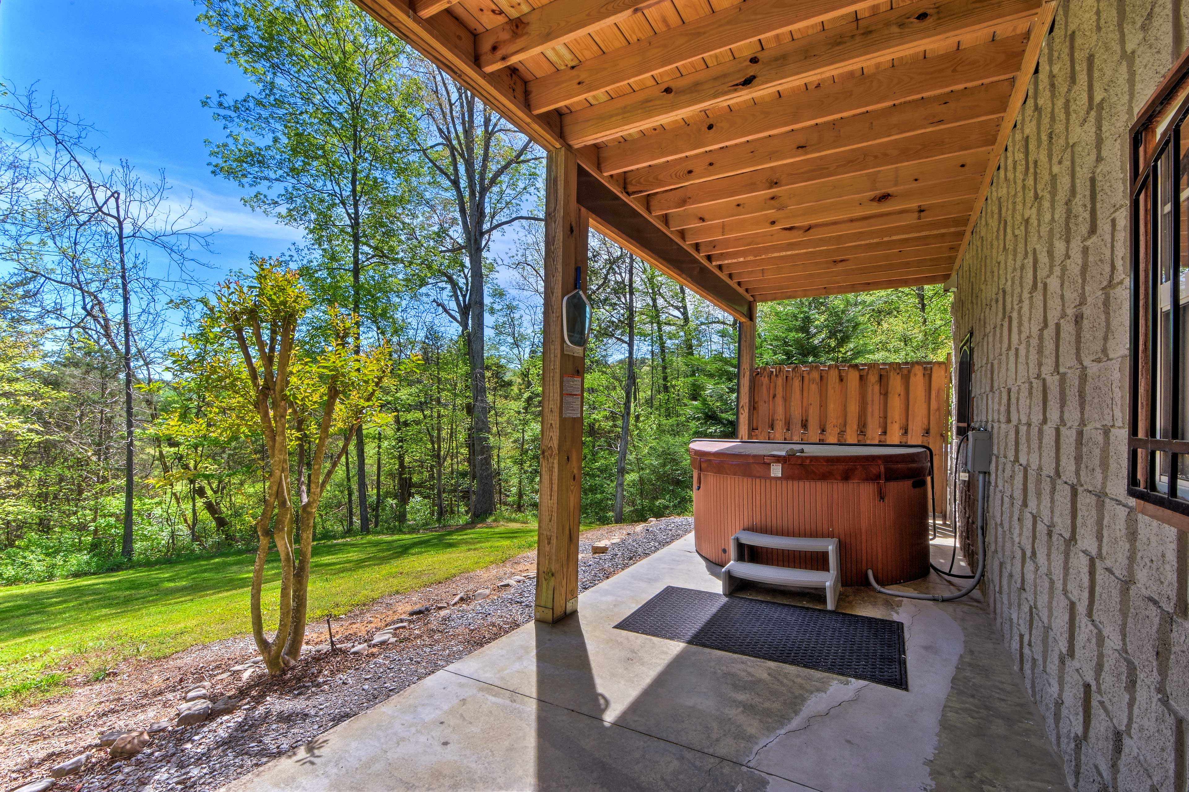 Property Image 2 - Trenton Cabin w/ Hot Tub - 14 Mi to Lookout Mtn!