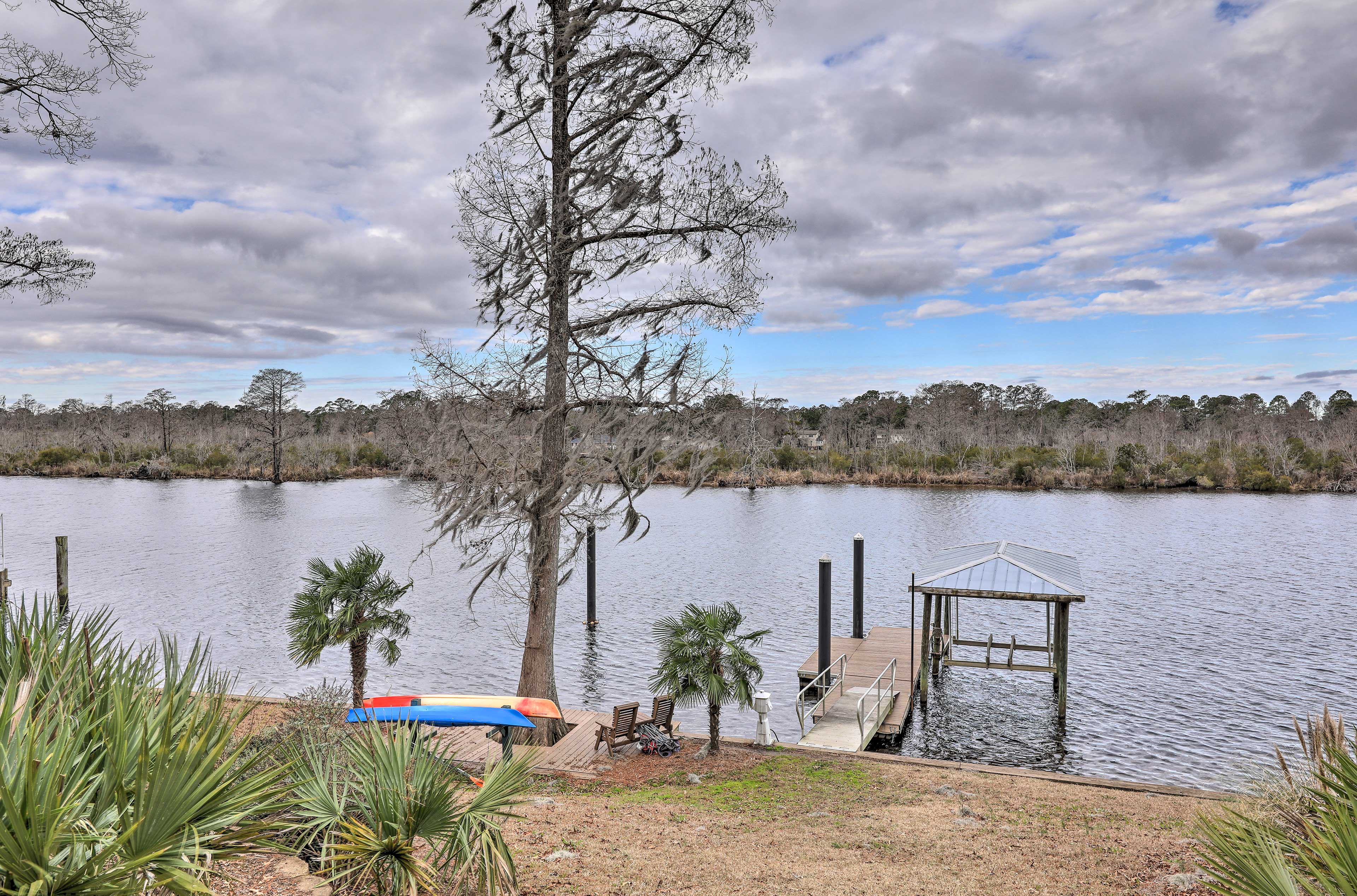 Trent River Cottage w/ Patio, Fire Pit & Kayaks! Home Rental in New Bern