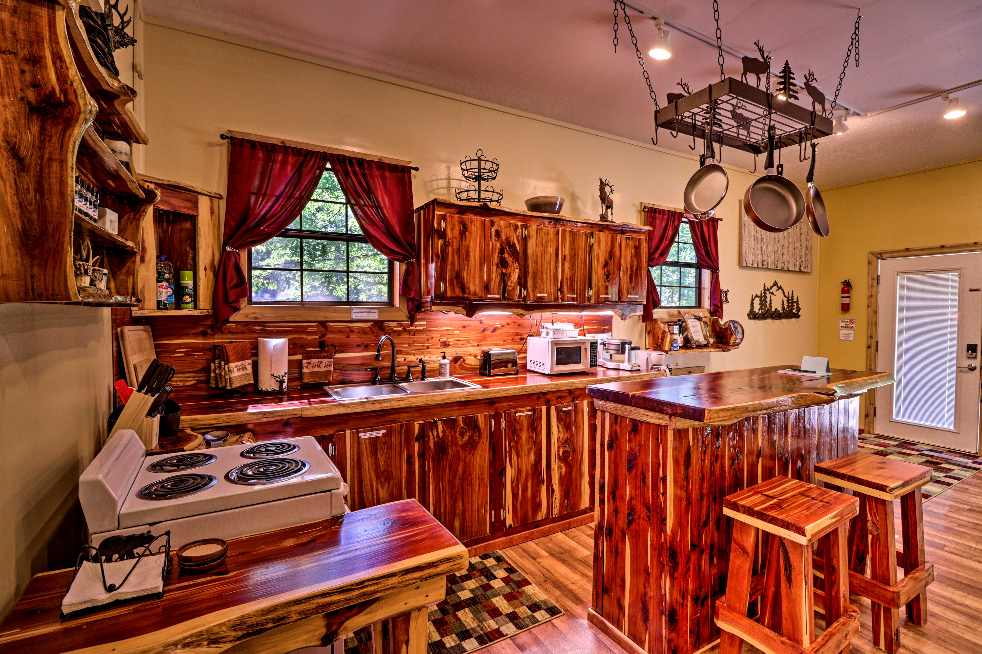 Royal Cabin Haven w/ Dock on Ouachita River