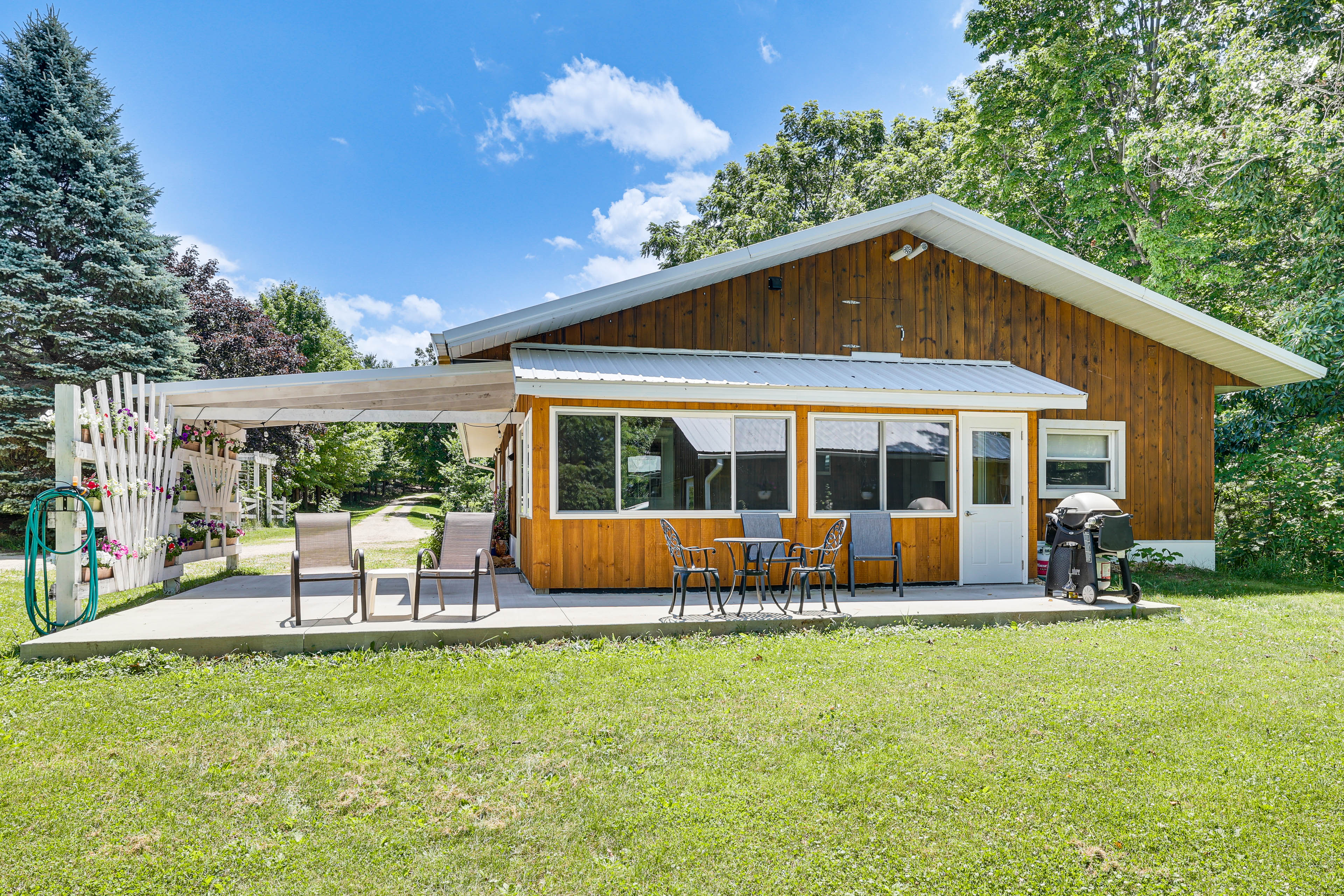 La Crescent Cottage on Minnesota Bluffs w/ View!