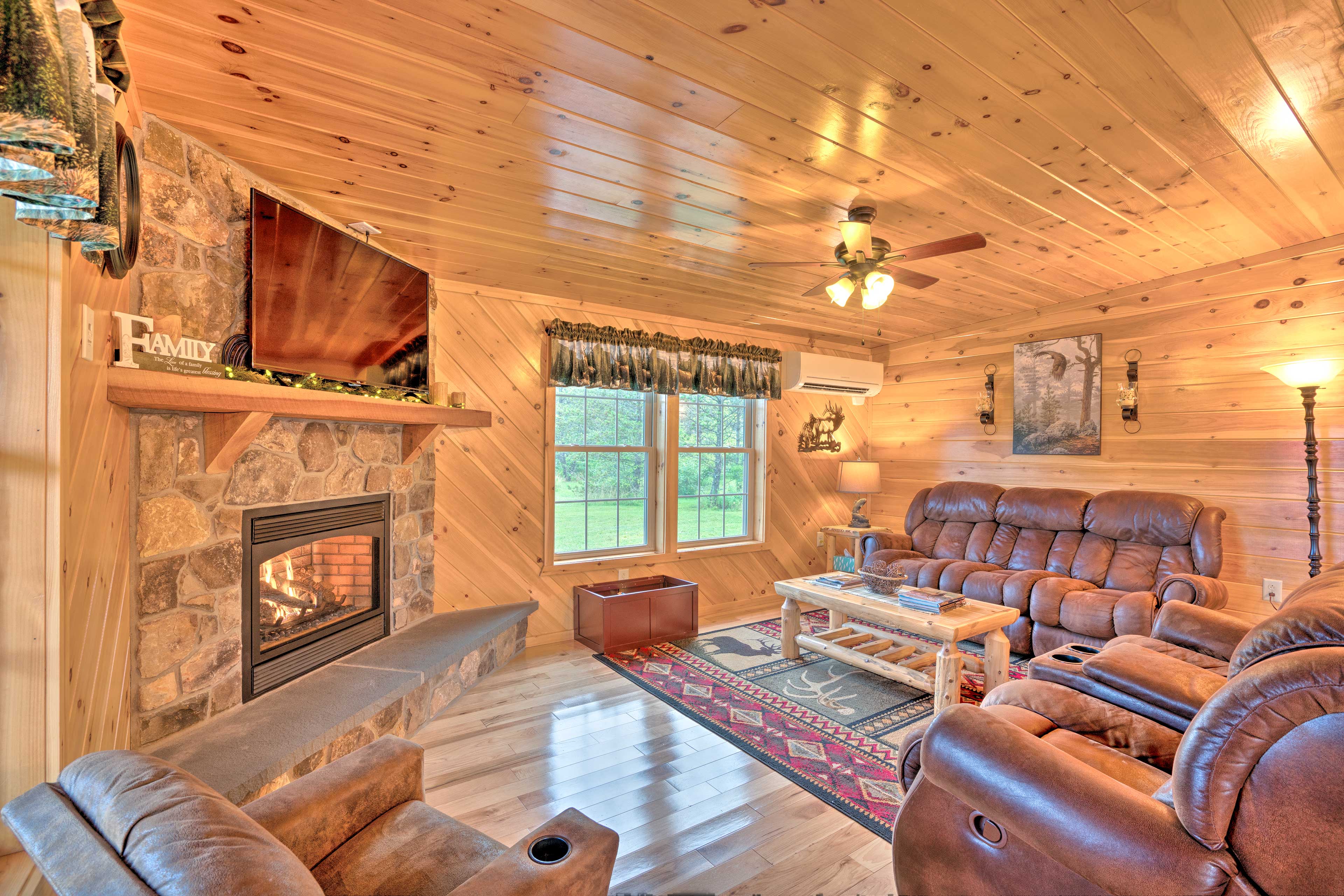 Rustic Benezette Cabin: Porch, Hot Tub & Fire Pit