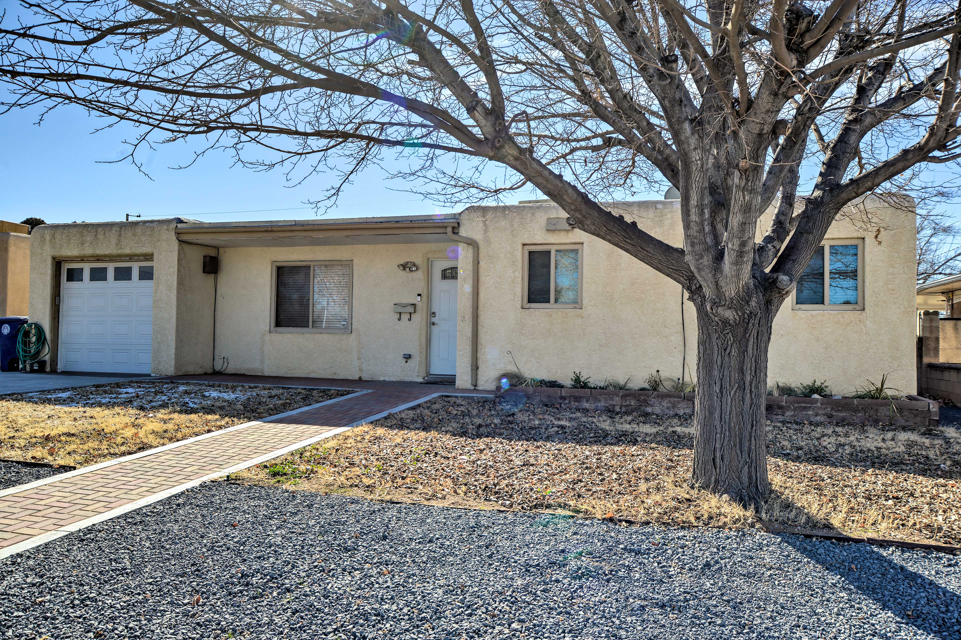 Vibrant ABQ Adobe Den: Mtn Views, Walk to Park!