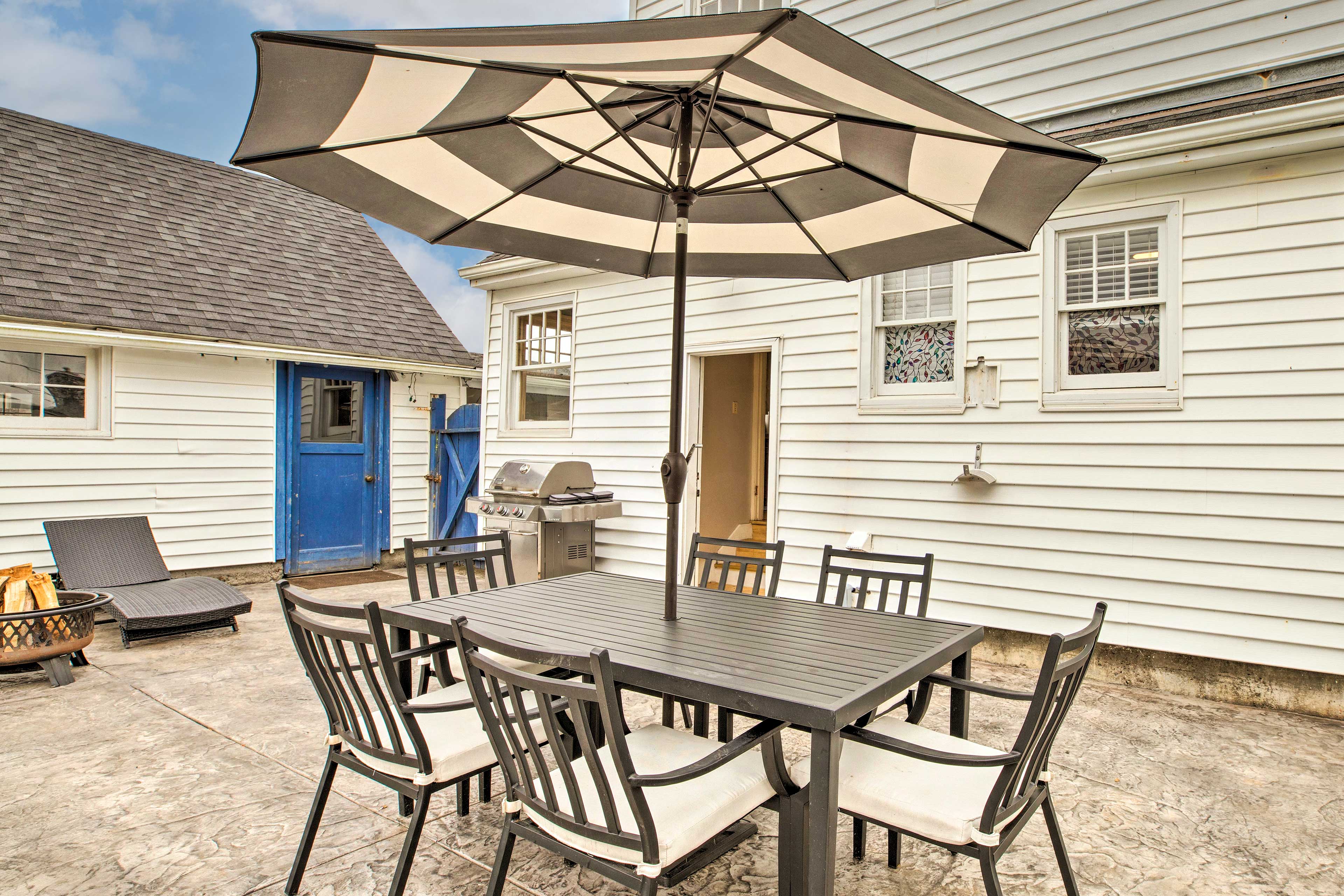 Property Image 2 - Seaside Cottage with Hot Tub: Walk to the Beaches!