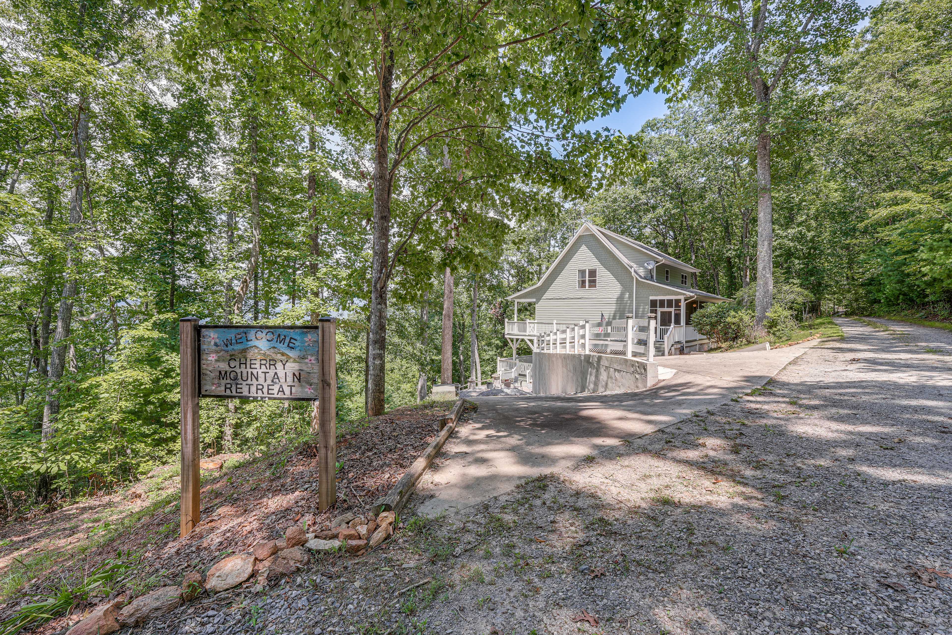 Ridgeline Home w/ Beautiful Valley & Mtn Views