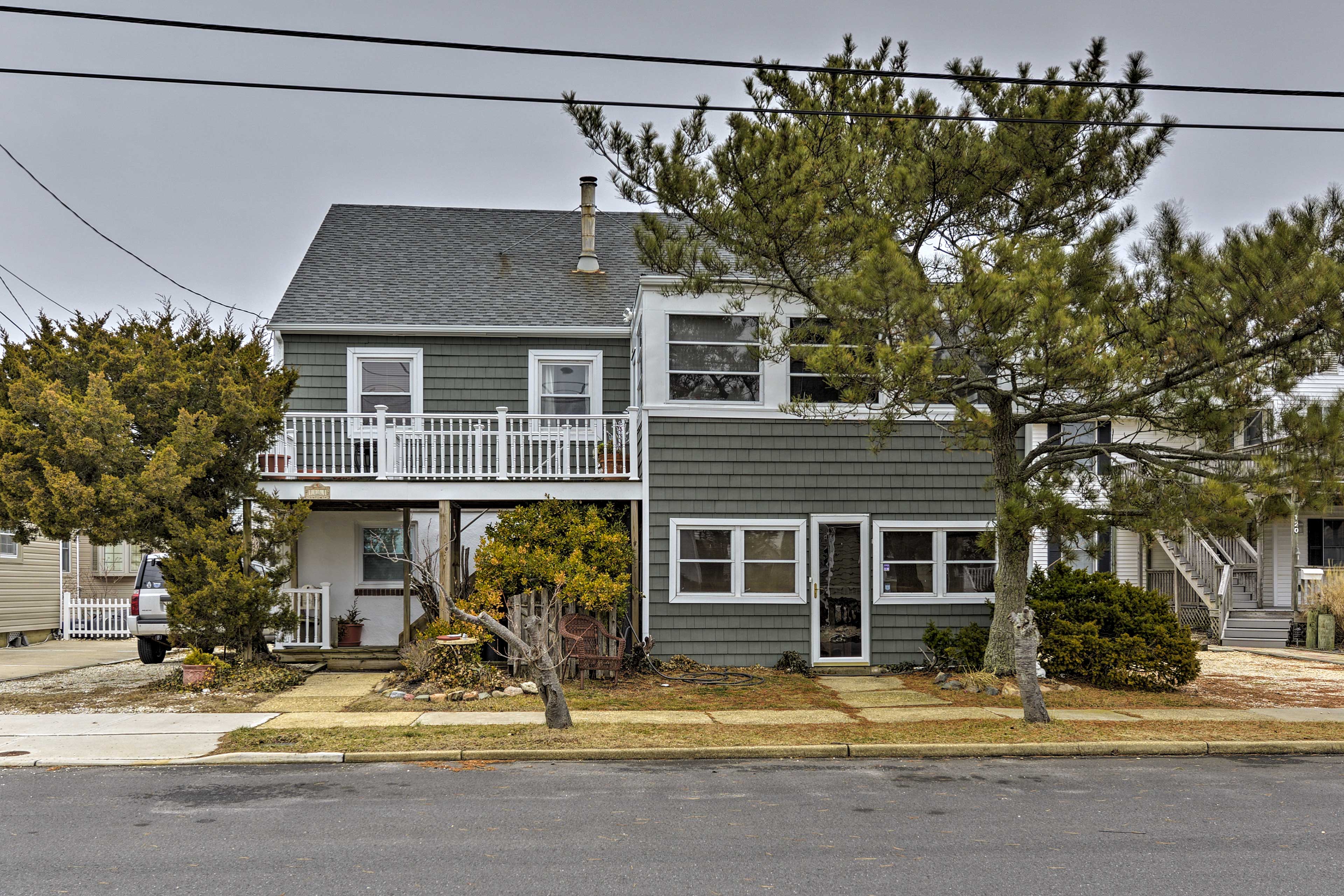 Property Image 2 - Seaside Park Apt: Outdoor Shower, Walk to Beach!