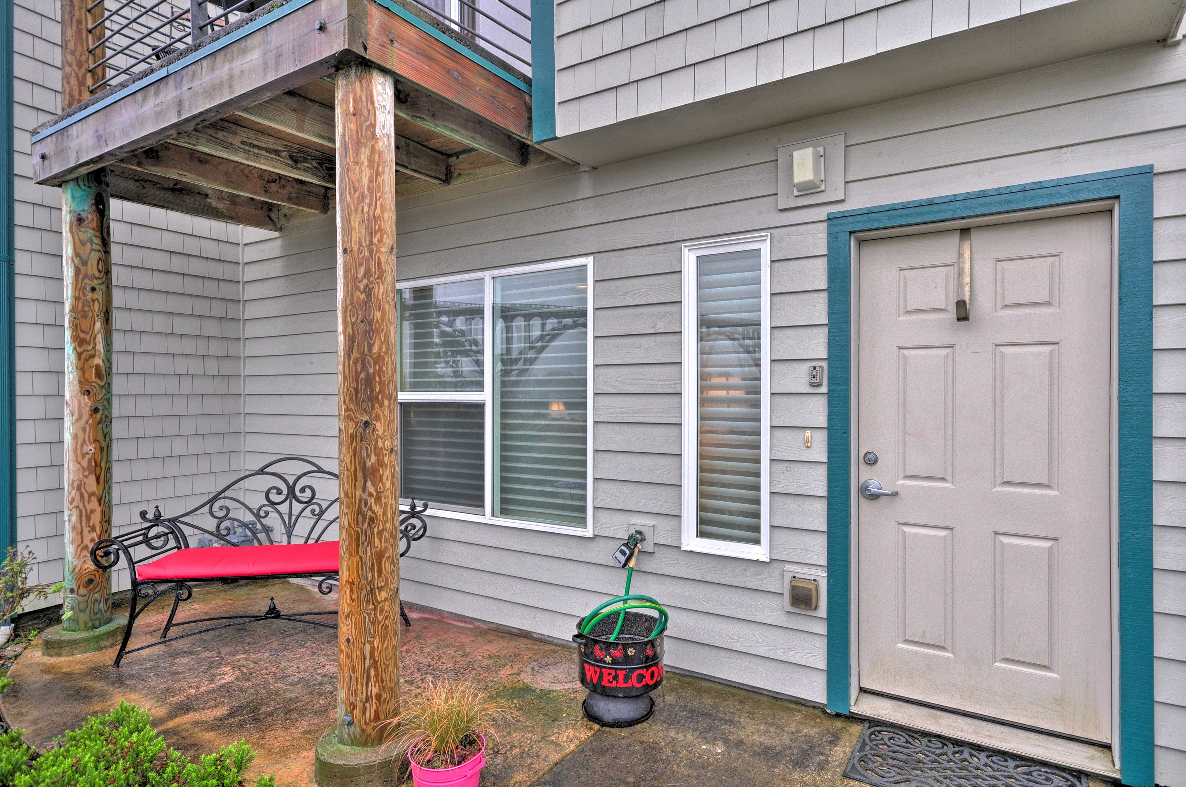 Waterfront Oregon Abode w/ Balcony & Ocean Views!