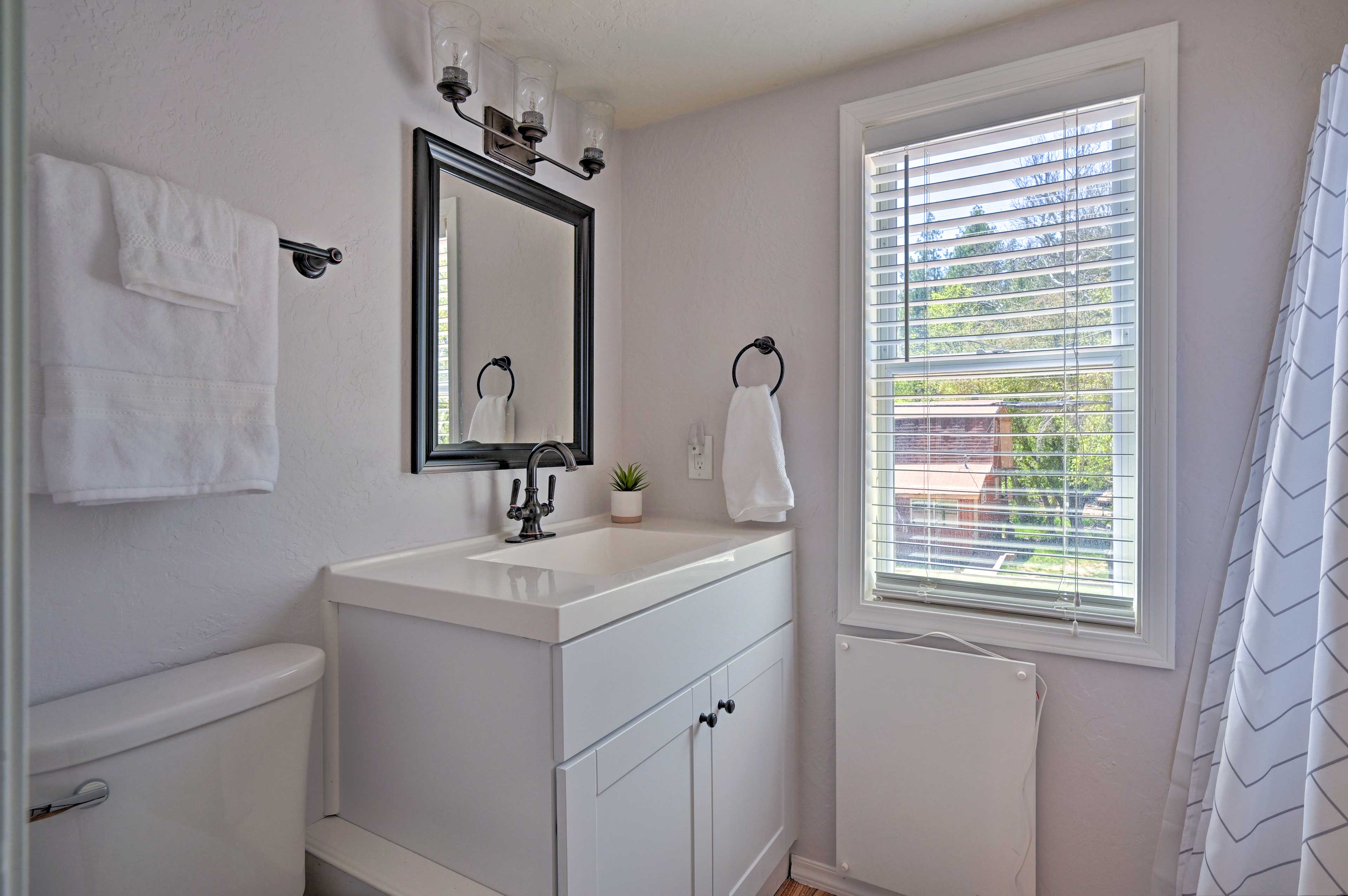 Whispering Pines Home: Fire Pit, Near Scenic Hikes