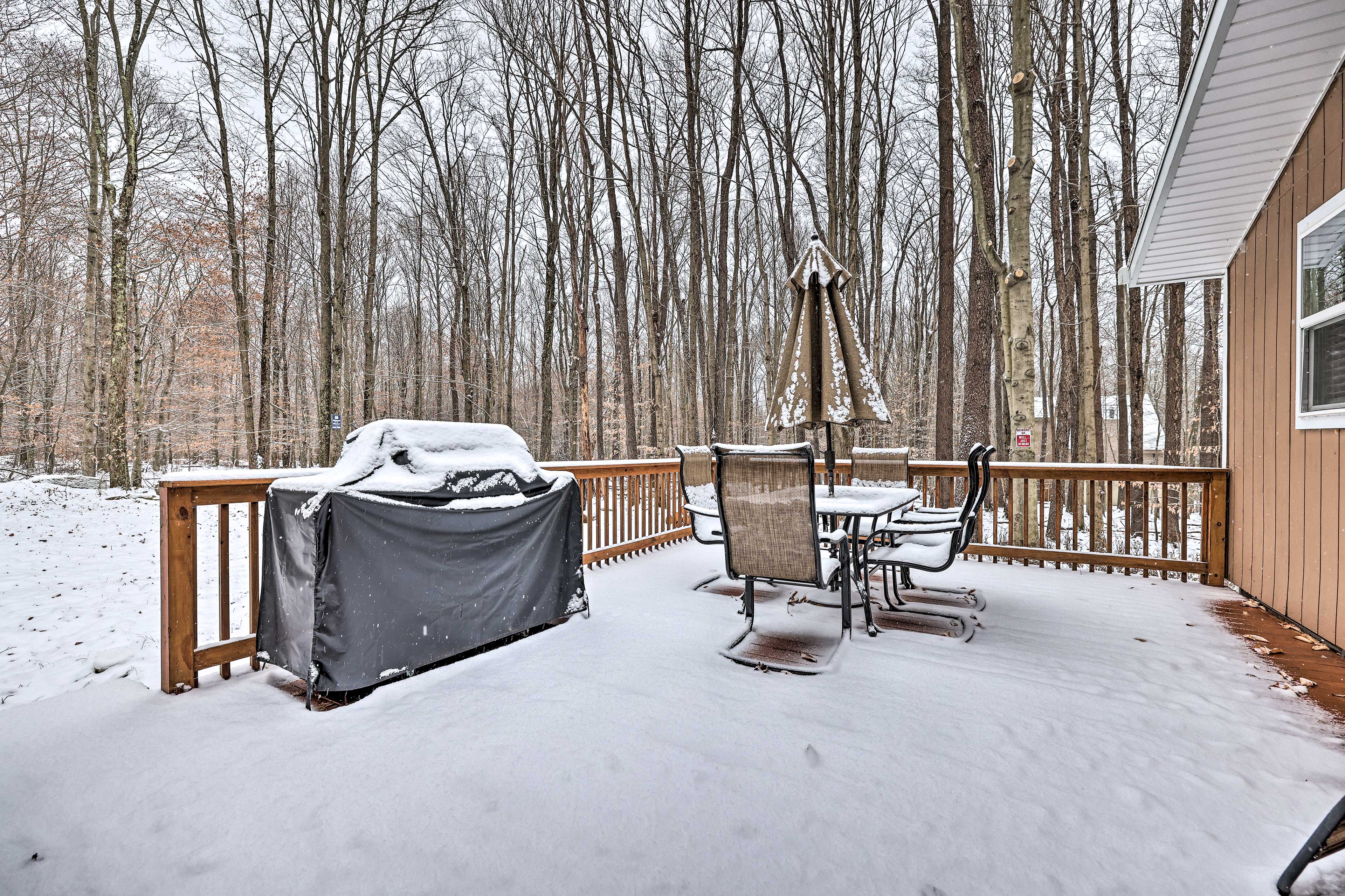 Pet-Friendly Poconos Cabin w/ Deck & Fire Pit!