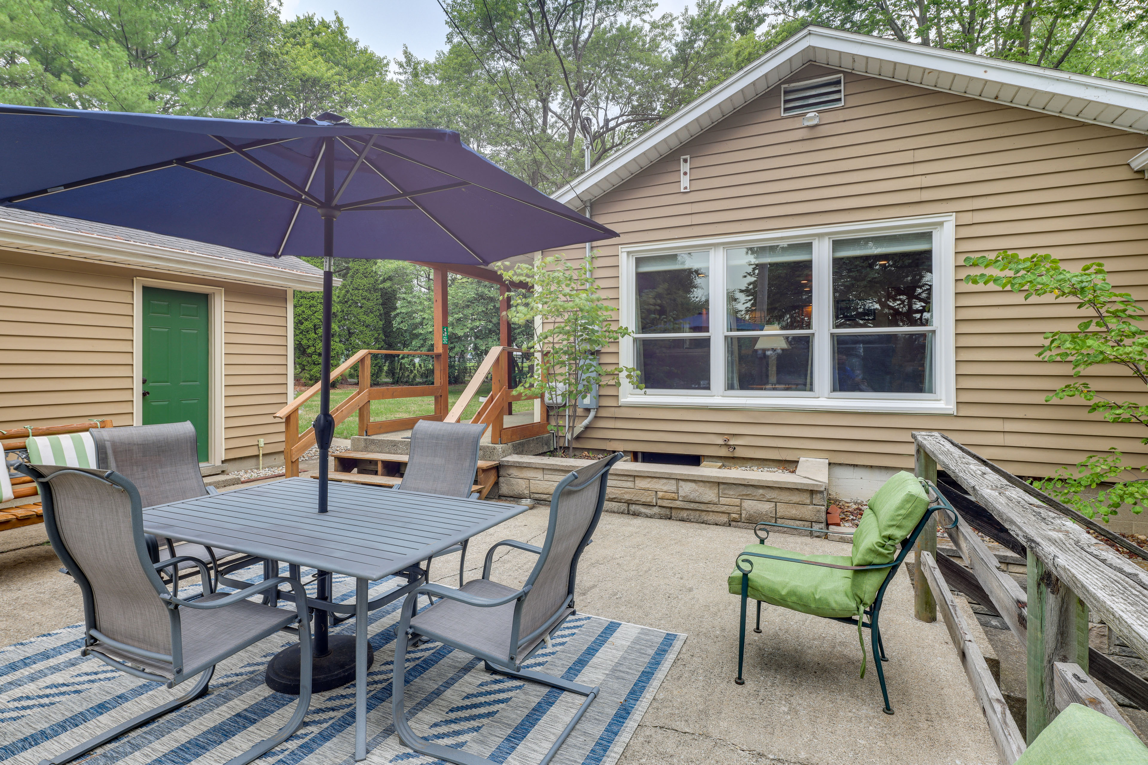 Serene Waterfront Monticello House w/ Fire Pit!