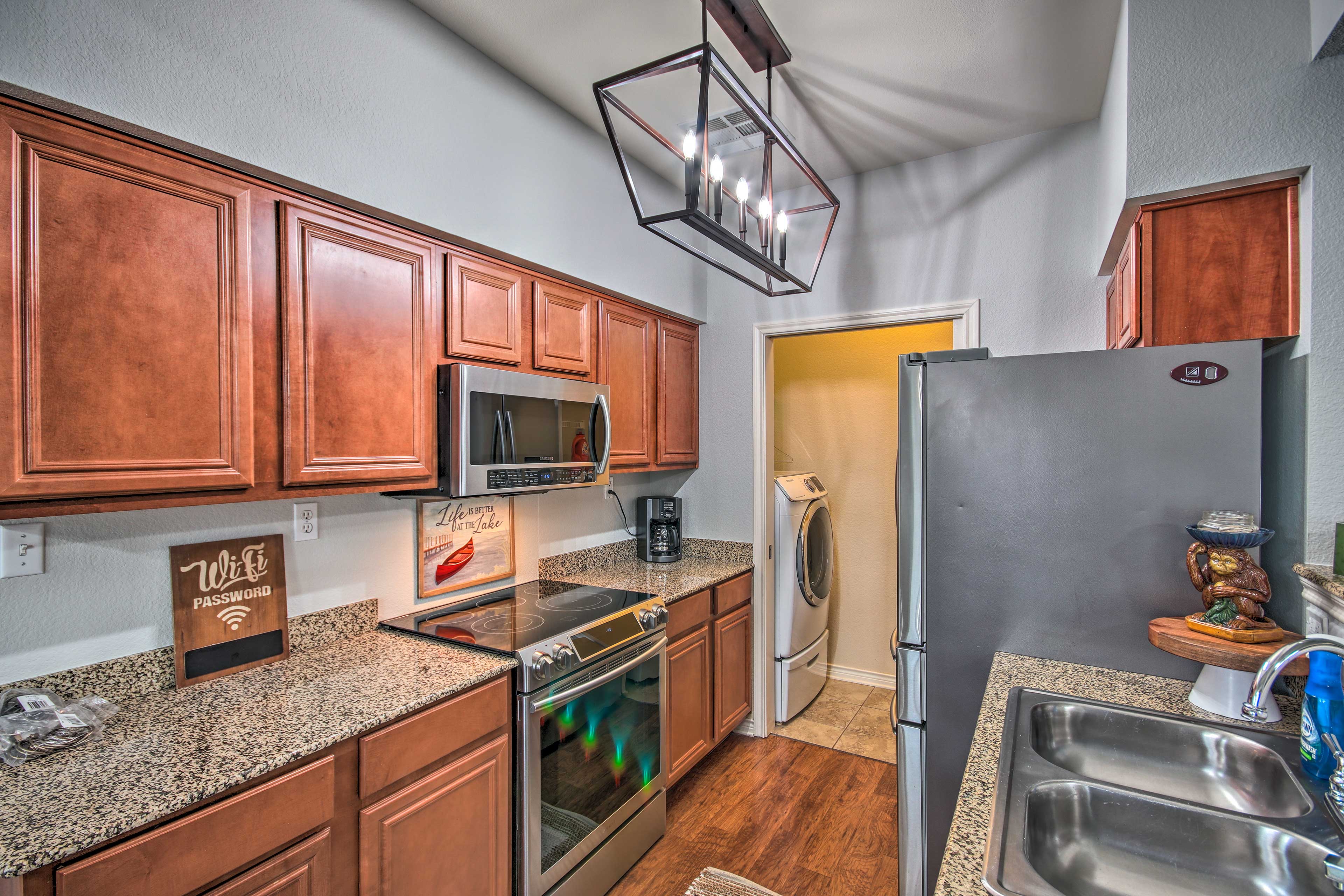 1 Block to Boat Ramp: Monkey Island Home