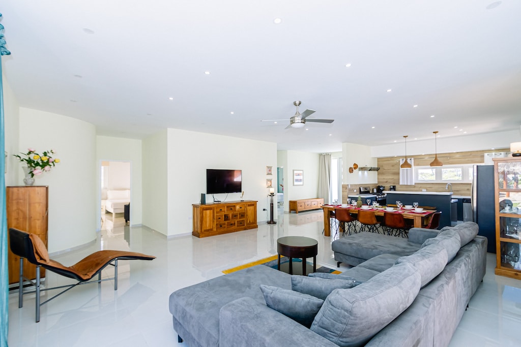 Glamorous Living area of 4BR Home in Noord Aruba - Cozy sofas  - Ample Sitting options - Thoughtful mix of textures, from plush rugs to tasteful throw pillows - Smart TV and Netflix