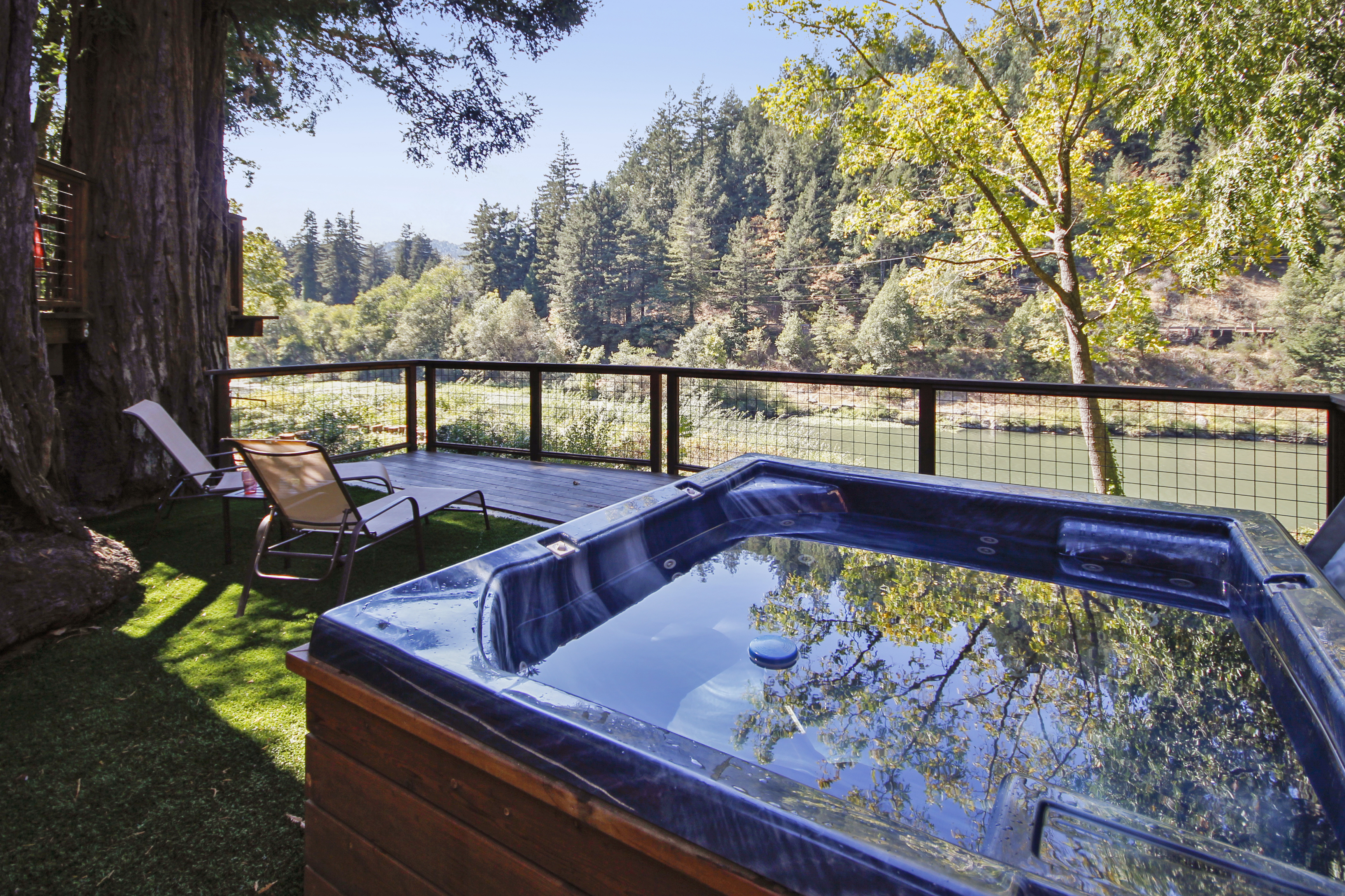 Welcome to The Sandy Star! Unwind in the hot tub.