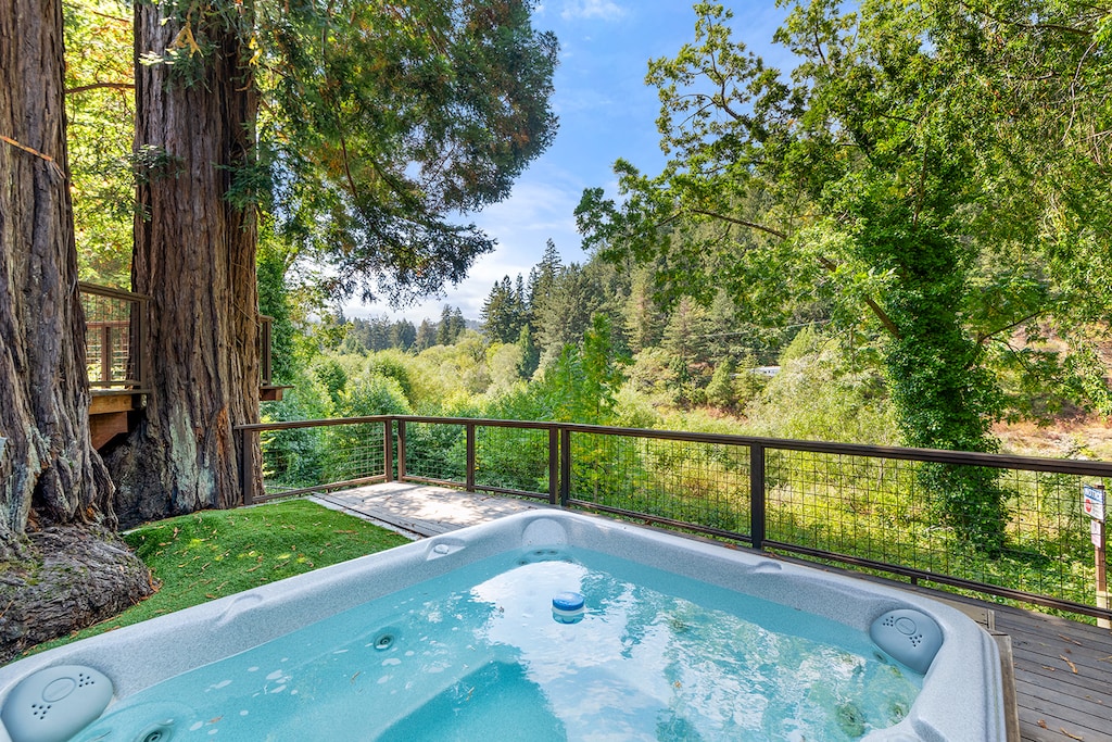 Welcome to The Sandy Star! Unwind in the hot tub.