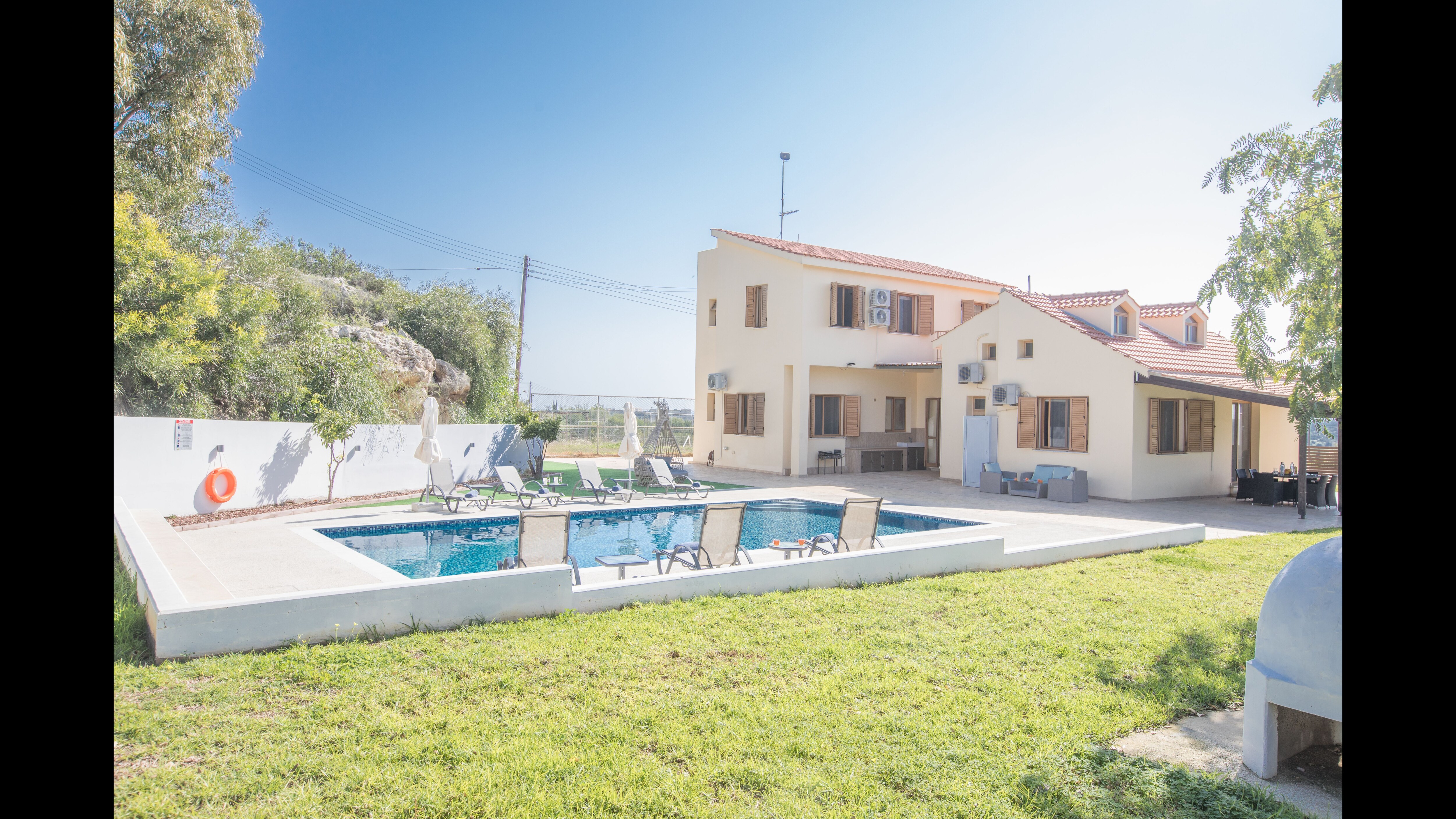 Property Image 2 - 6 Bedroom villa with private pool in the area of Konnos