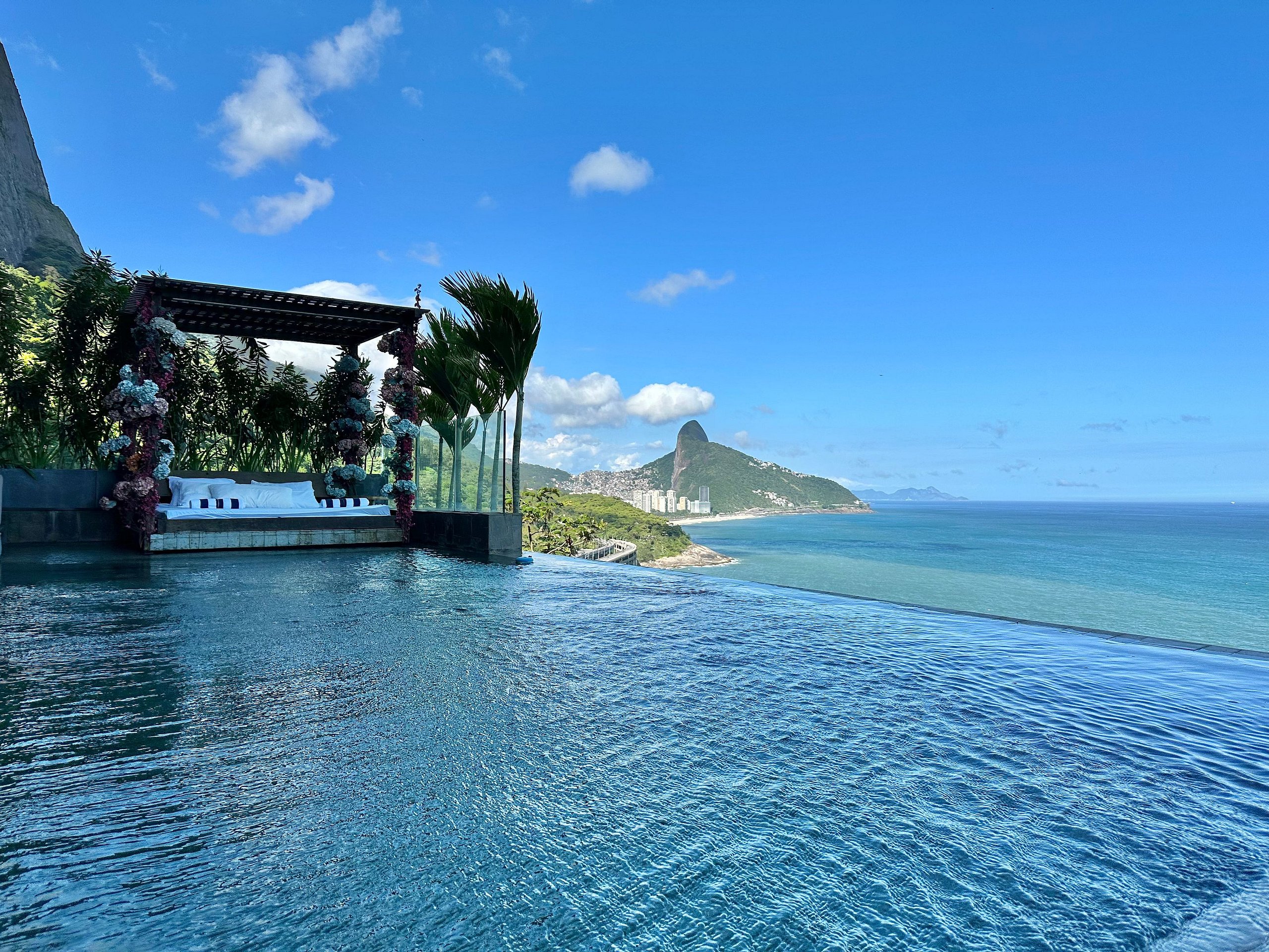 Property Image 2 - Luxury villa with infinity pool for vacation rental in Joá