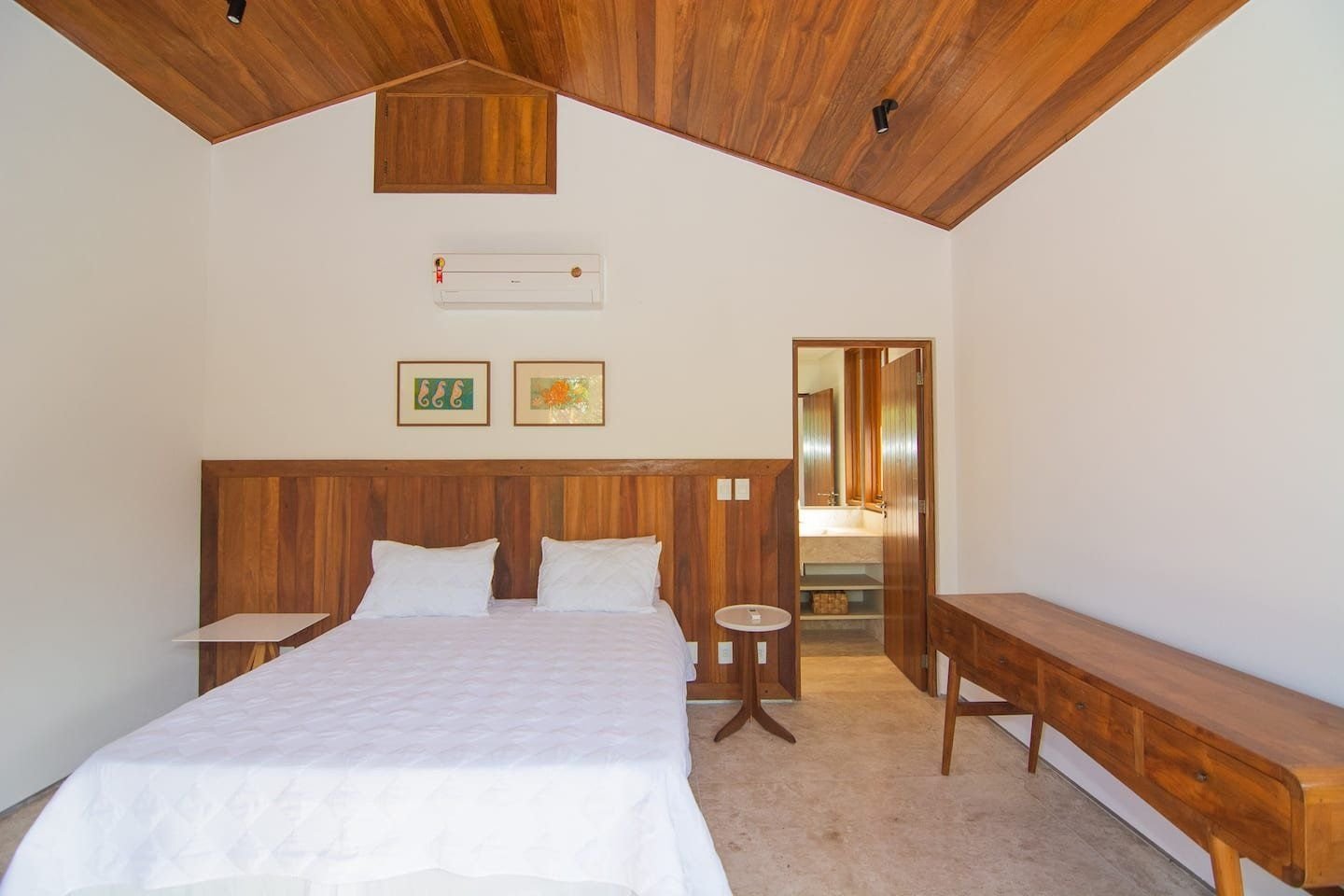 Beautiful house in Praia do Forte with 5 suites for seasonal rental