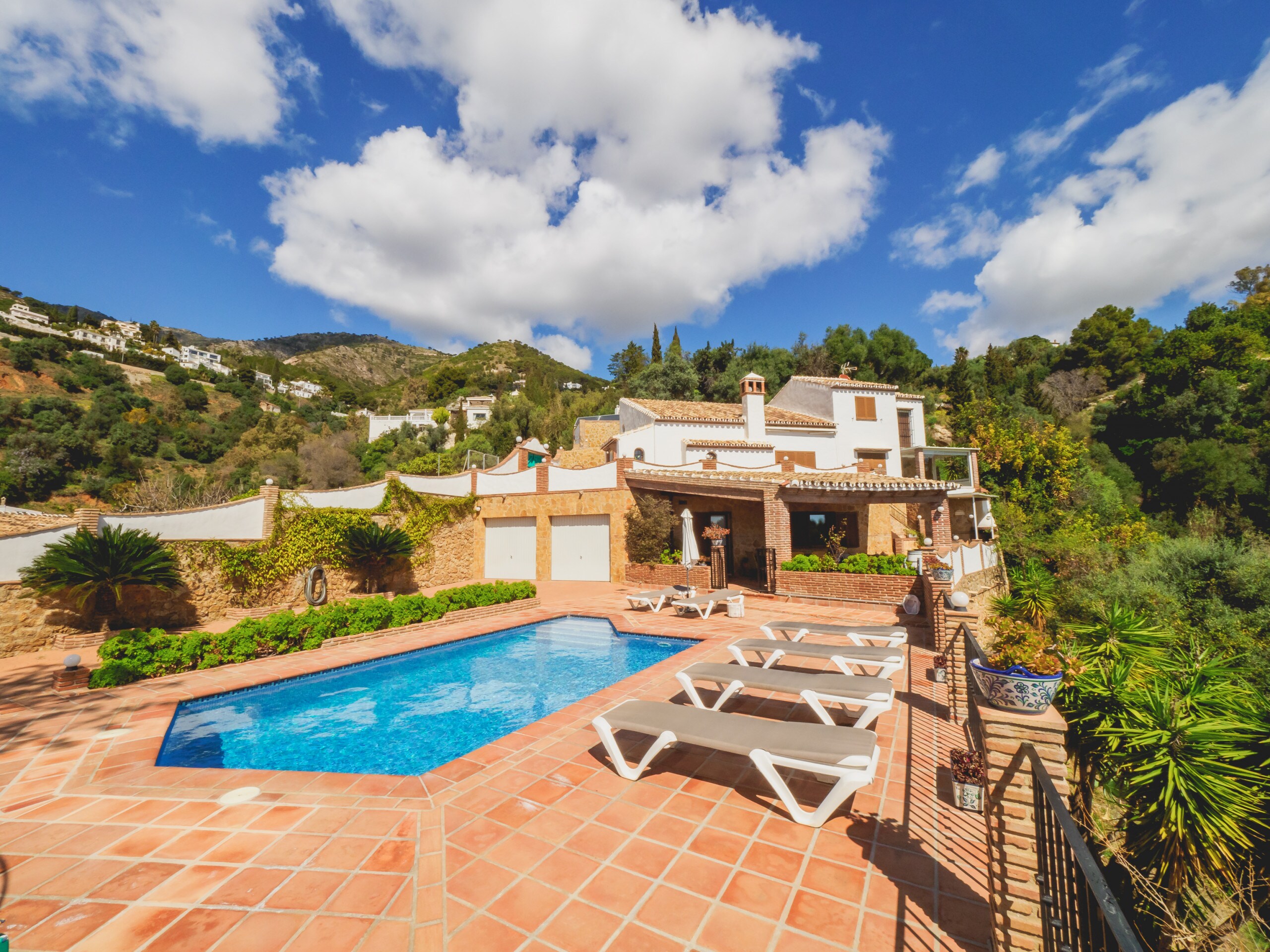 Family accommodation in the area of Valtocado, Mijas. Ideal to rest and with very nice sea views.