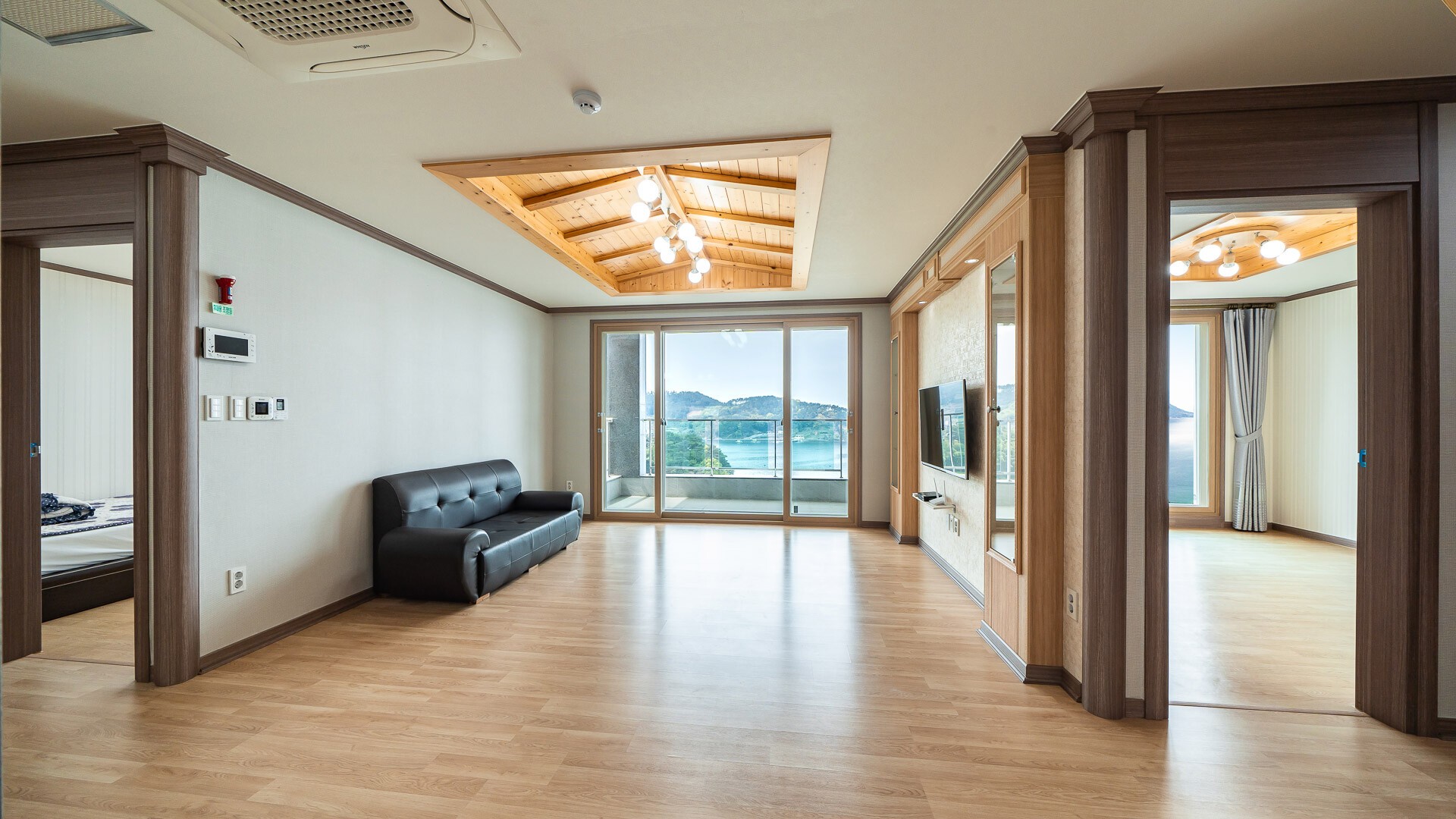 Property Image 2 - Divine Peaceful Apartment with Amazing Sea Views 2
