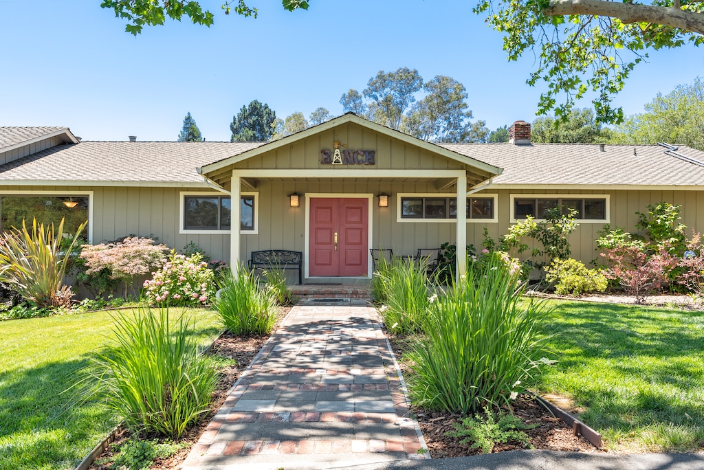 A welcoming entry every time. A lockbox makes it easy to come and go.