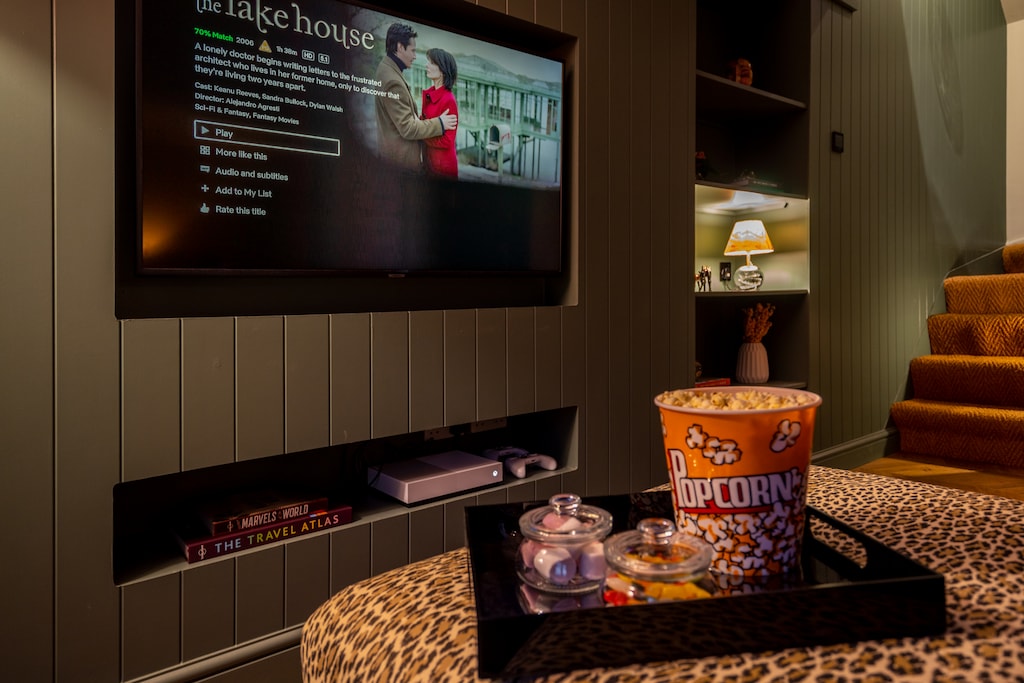 55 inch smart tv, FREE Netlfix and Popcorn machine - Movie night heaven !