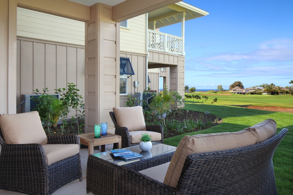 Sip morning coffee or sunset cocktails on your private lanai overlooking the Kiahuna Golf Course and ocean beyond.