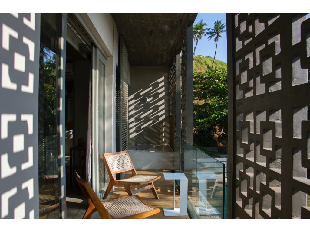 Modern & stylish 7 bedroom beach front villa with garden roof terrace  